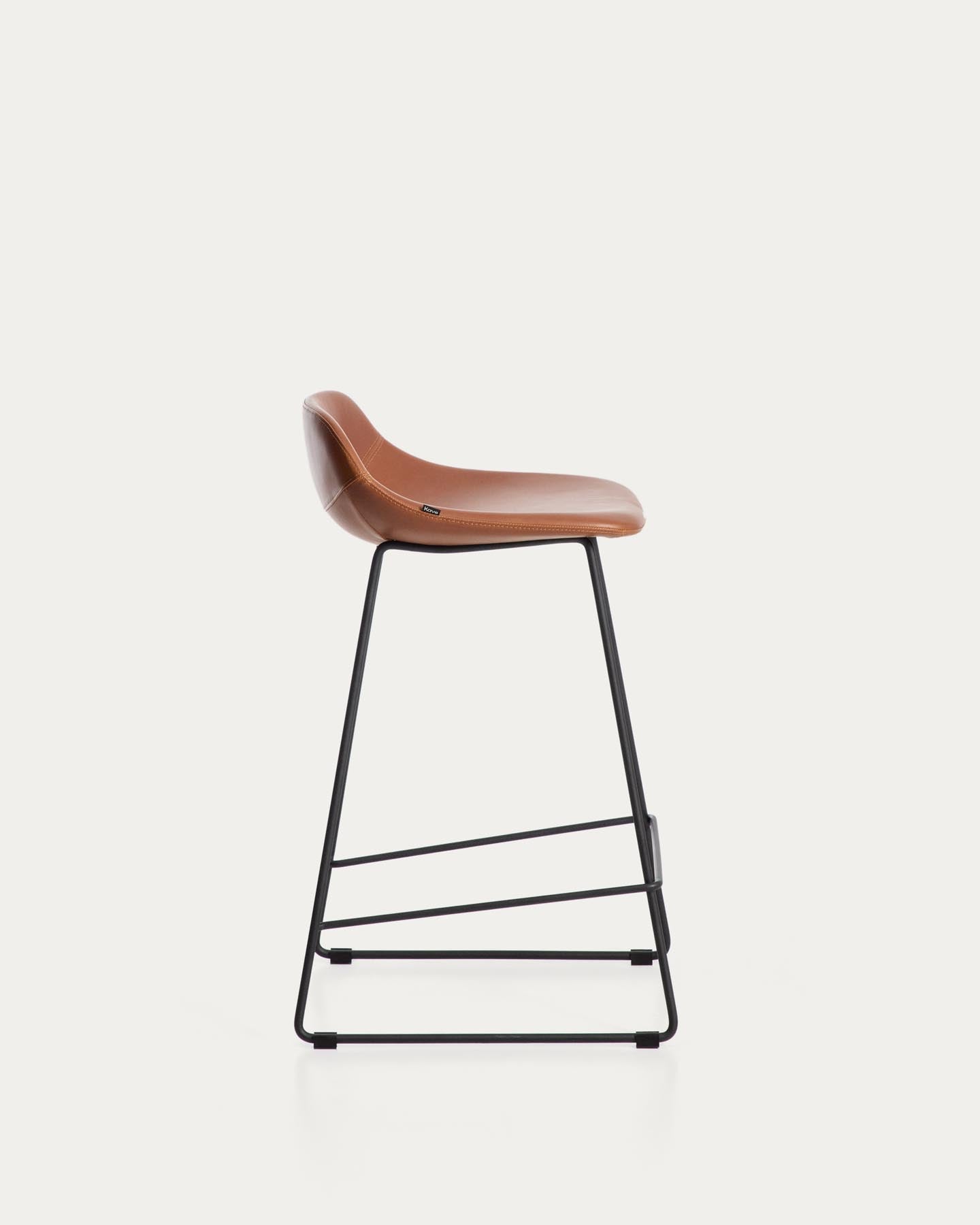 Hocker Zahara mit braunem Polyurethan und Stahlbeinen mit schwarzem Finish, 76 cm, FSC 100 % in Braun präsentiert im Onlineshop von KAQTU Design AG. Barhocker ist von Kave Home
