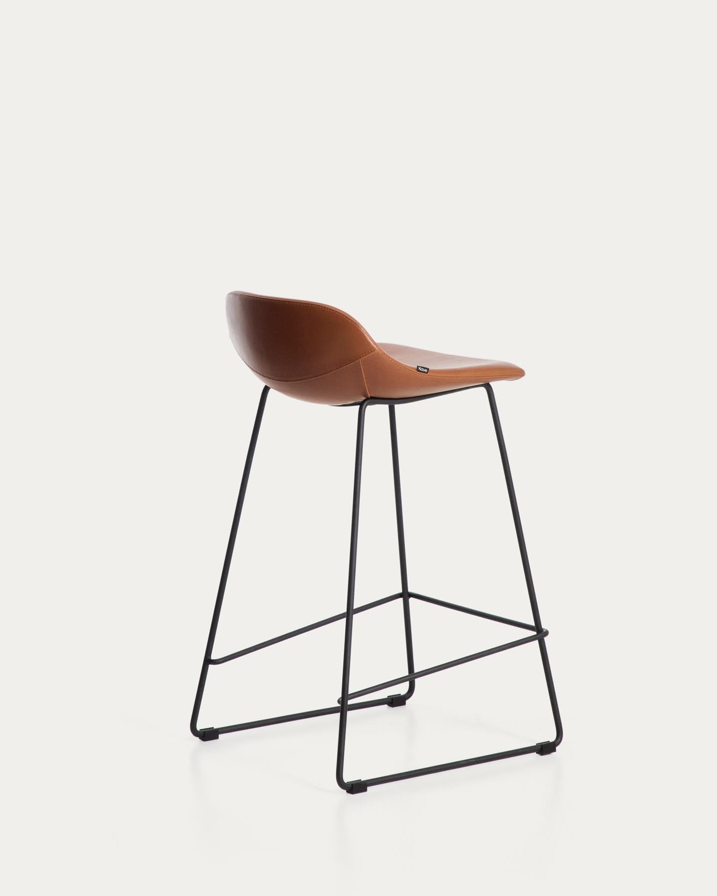 Hocker Zahara mit braunem Polyurethan und Stahlbeinen mit schwarzem Finish, 76 cm, FSC 100 % in Braun präsentiert im Onlineshop von KAQTU Design AG. Barhocker ist von Kave Home