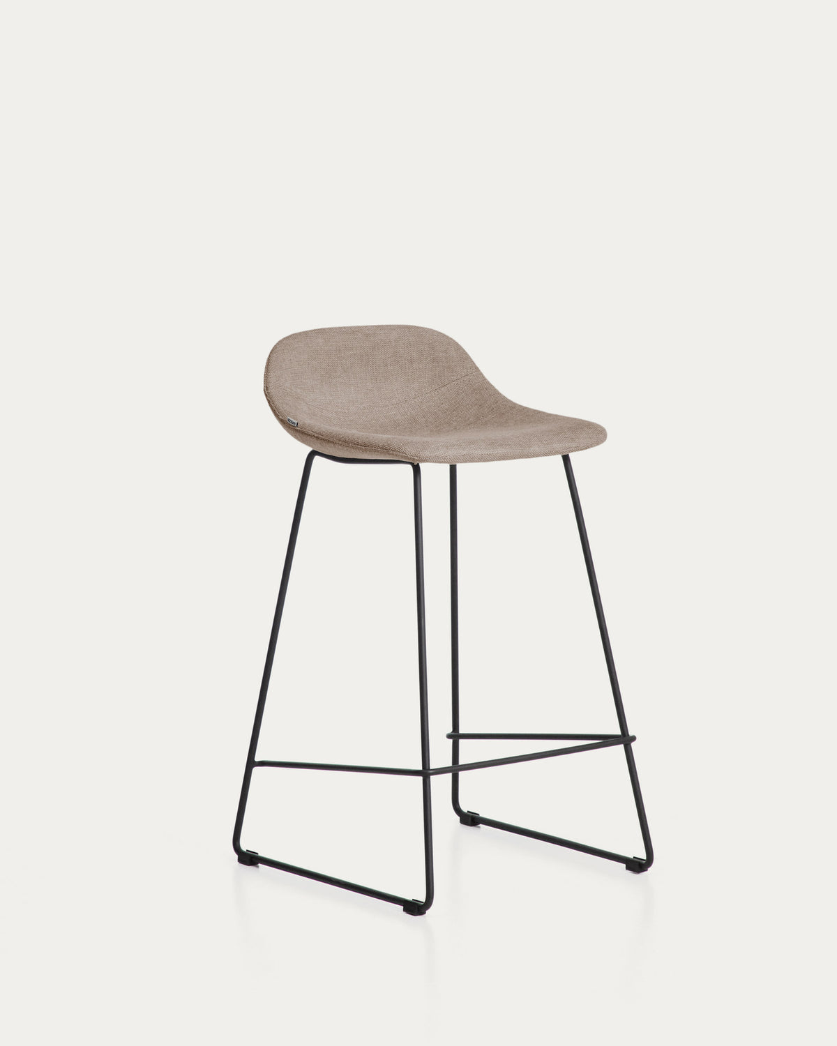 Hocker Zahara mit brauner Chenille und Stahlbeinen mit schwarzem Finish, 76 cm, FSC 100 % in Braun präsentiert im Onlineshop von KAQTU Design AG. Barhocker ist von Kave Home