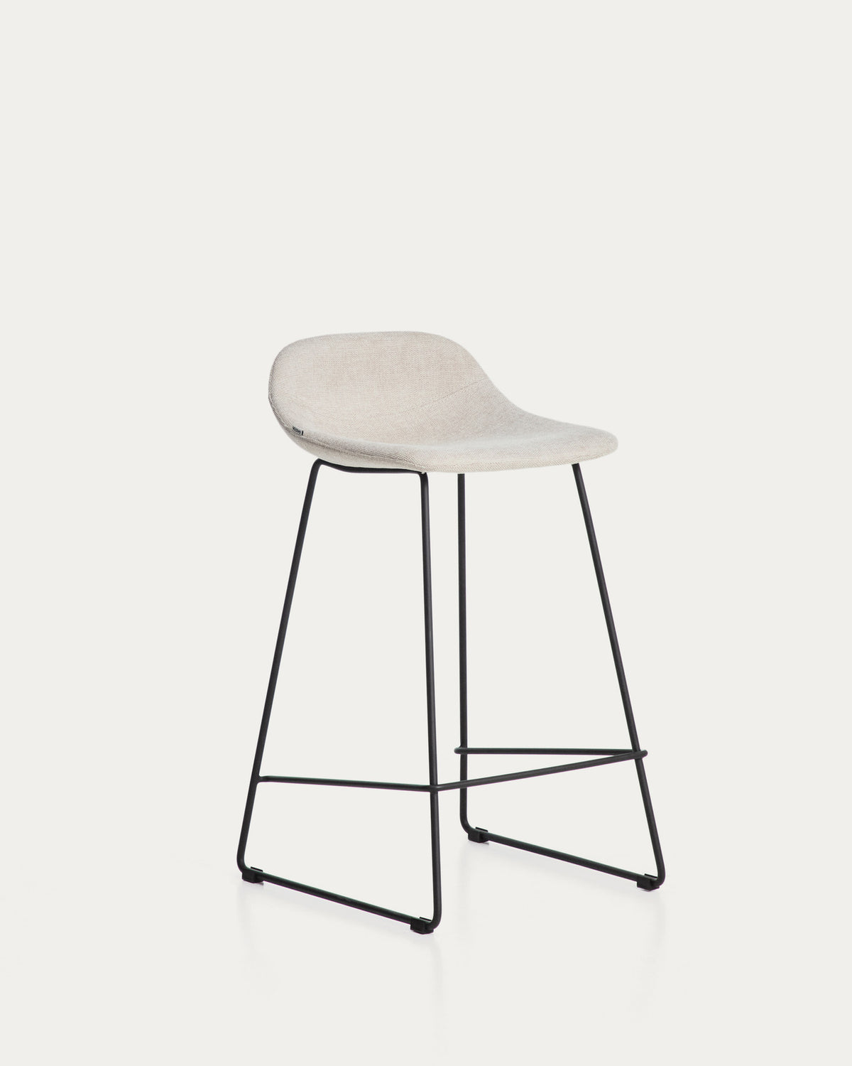 Hocker Zahara mit beiger Chenille und Stahlbeinen mit schwarzem Finish, 76 cm, FSC 100 % in Beige präsentiert im Onlineshop von KAQTU Design AG. Barhocker ist von Kave Home