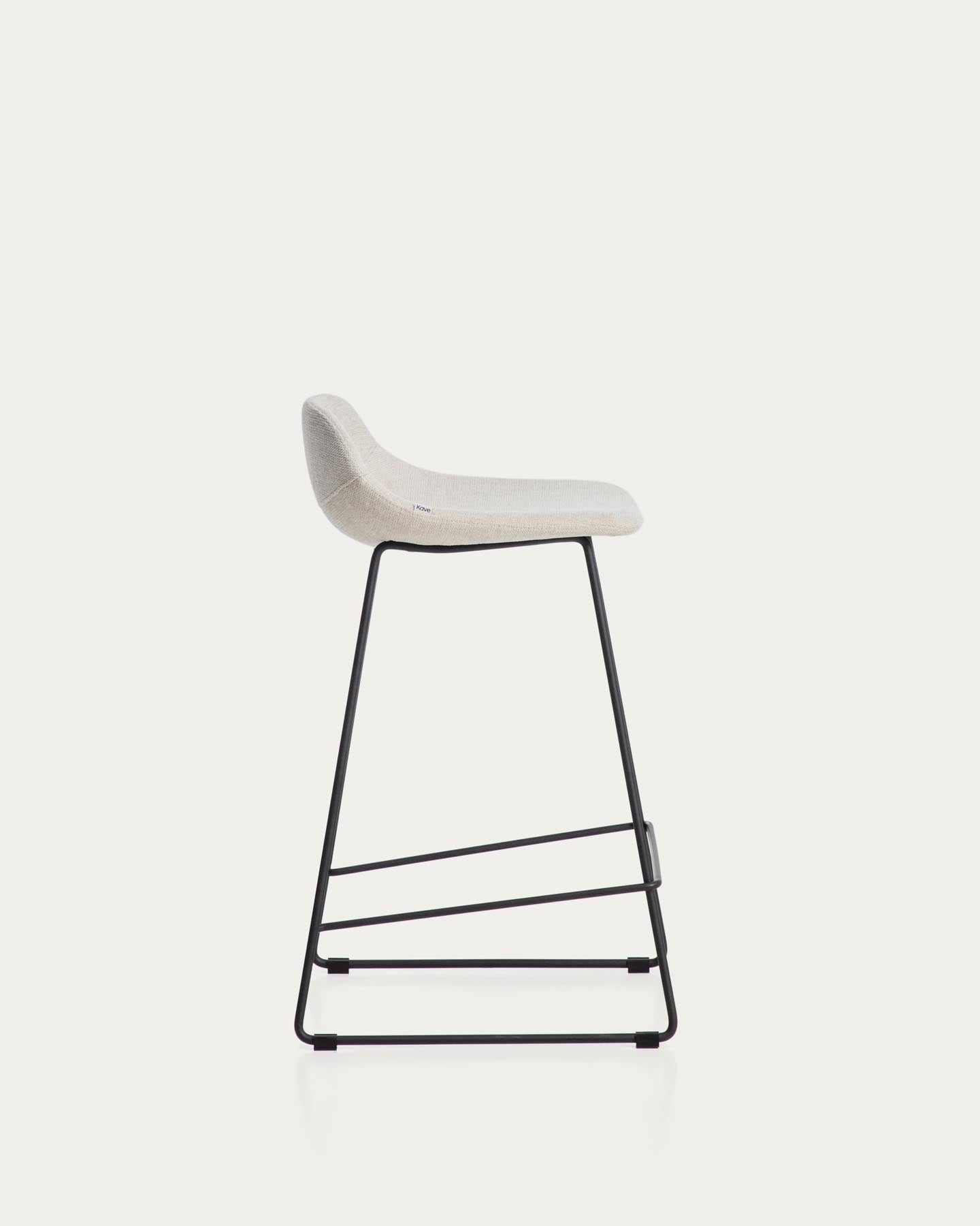Hocker Zahara mit beiger Chenille und Stahlbeinen mit schwarzem Finish, 76 cm, FSC 100 % in Beige präsentiert im Onlineshop von KAQTU Design AG. Barhocker ist von Kave Home