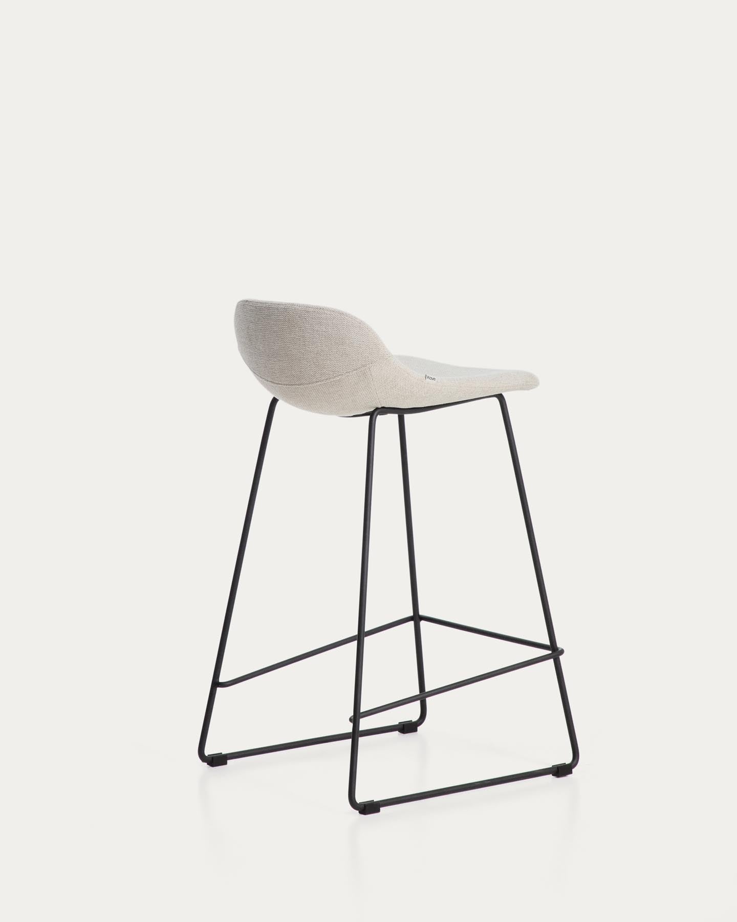Hocker Zahara mit beiger Chenille und Stahlbeinen mit schwarzem Finish, 76 cm, FSC 100 % in Beige präsentiert im Onlineshop von KAQTU Design AG. Barhocker ist von Kave Home