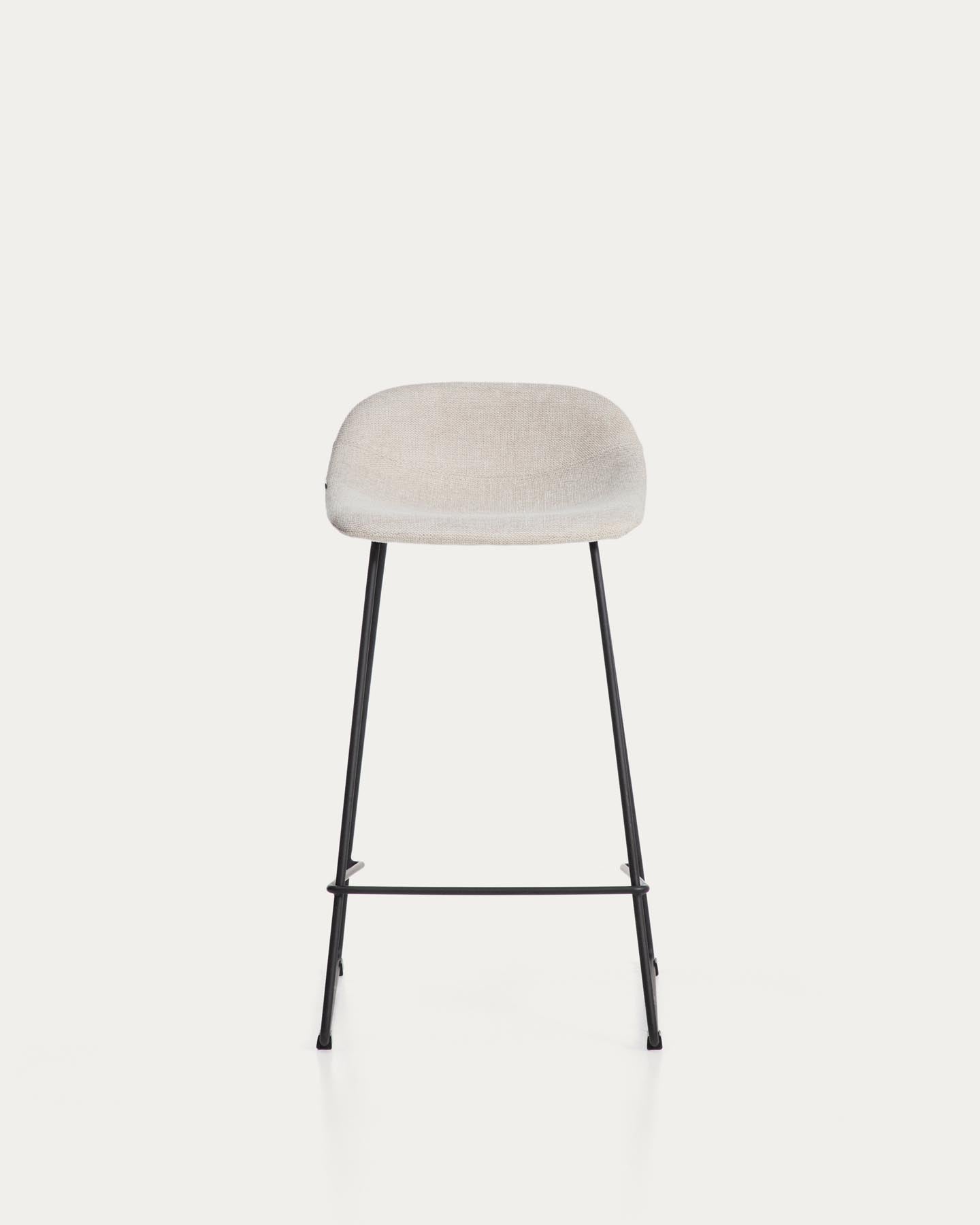 Hocker Zahara mit beiger Chenille und Stahlbeinen mit schwarzem Finish, 76 cm, FSC 100 % in Beige präsentiert im Onlineshop von KAQTU Design AG. Barhocker ist von Kave Home