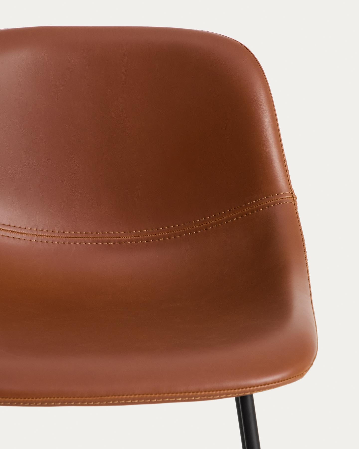 Hocker Zahara mit braunem Polyurethan und Stahlbeinen mit schwarzem Finish, 65 cm, FSC 100 % in Braun präsentiert im Onlineshop von KAQTU Design AG. Barhocker ist von Kave Home