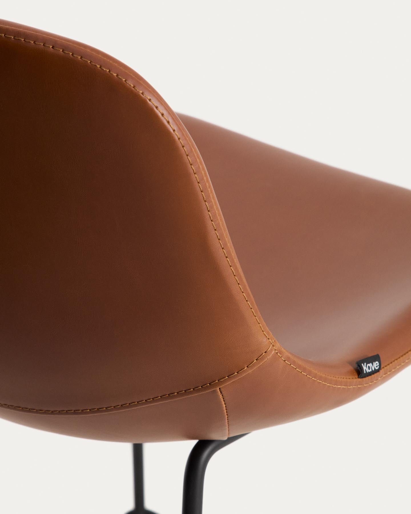 Hocker Zahara mit braunem Polyurethan und Stahlbeinen mit schwarzem Finish, 65 cm, FSC 100 % in Braun präsentiert im Onlineshop von KAQTU Design AG. Barhocker ist von Kave Home