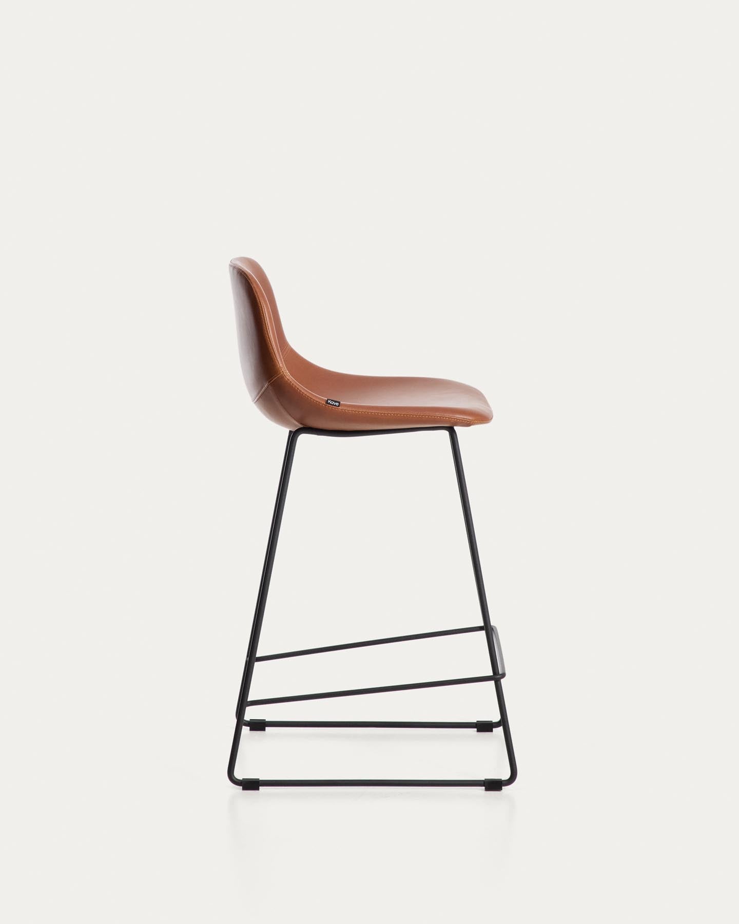 Hocker Zahara mit braunem Polyurethan und Stahlbeinen mit schwarzem Finish, 65 cm, FSC 100 % in Braun präsentiert im Onlineshop von KAQTU Design AG. Barhocker ist von Kave Home