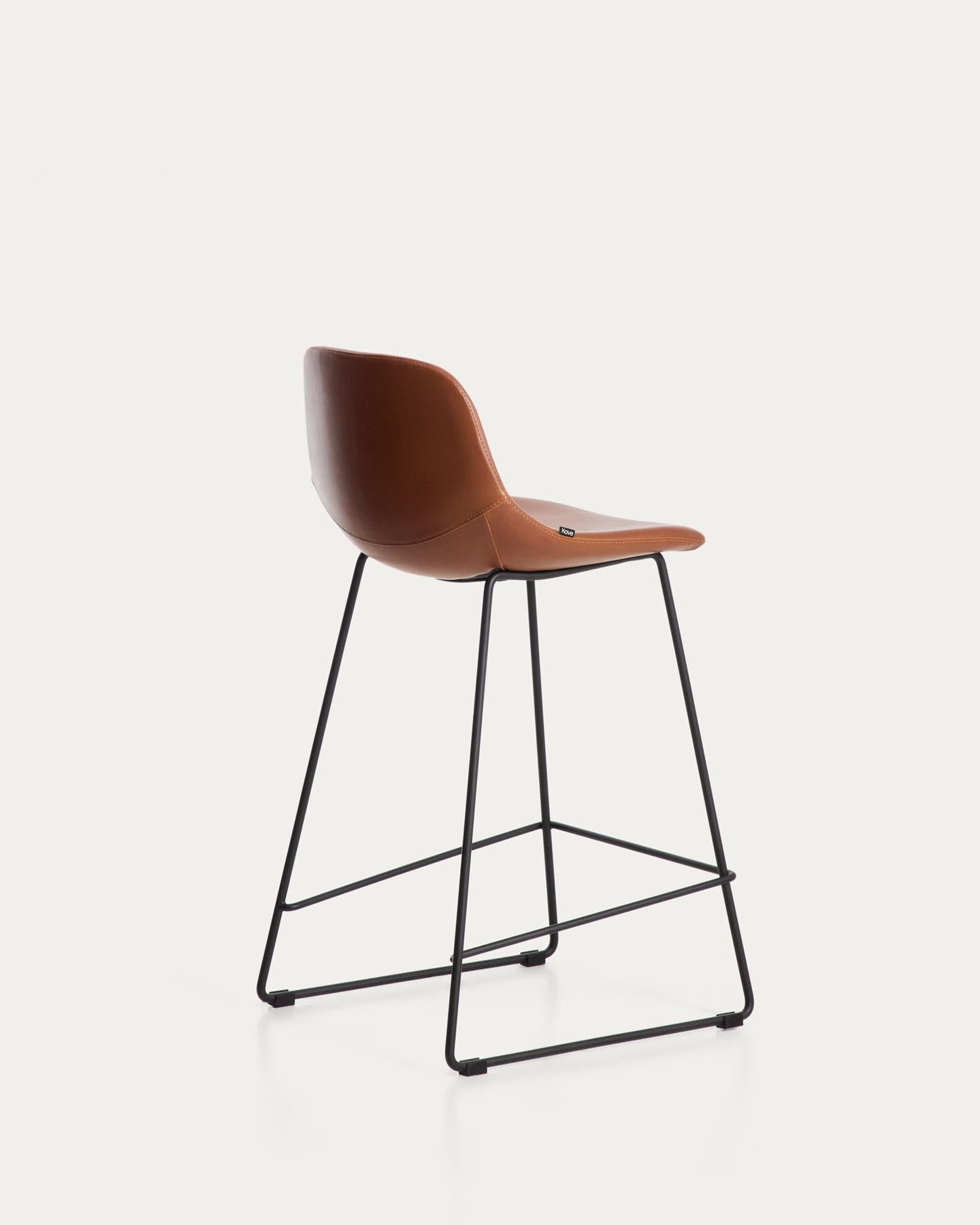 Hocker Zahara mit braunem Polyurethan und Stahlbeinen mit schwarzem Finish, 65 cm, FSC 100 % in Braun präsentiert im Onlineshop von KAQTU Design AG. Barhocker ist von Kave Home