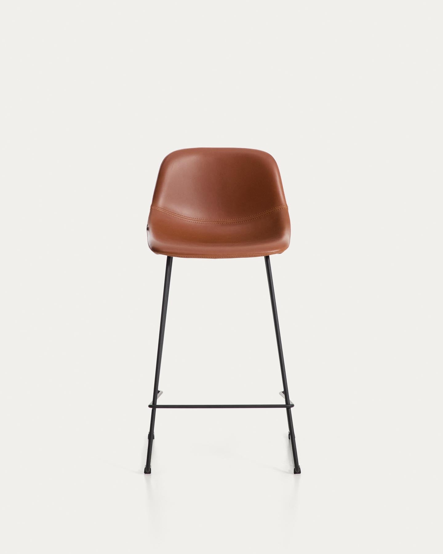 Hocker Zahara mit braunem Polyurethan und Stahlbeinen mit schwarzem Finish, 65 cm, FSC 100 % in Braun präsentiert im Onlineshop von KAQTU Design AG. Barhocker ist von Kave Home