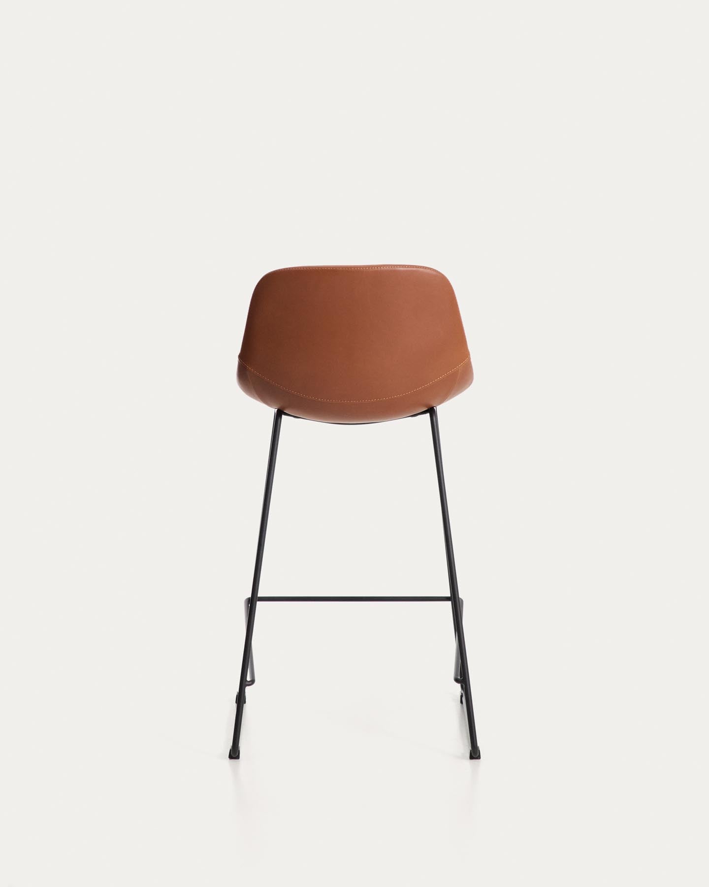 Hocker Zahara mit braunem Polyurethan und Stahlbeinen mit schwarzem Finish, 65 cm, FSC 100 % in Braun präsentiert im Onlineshop von KAQTU Design AG. Barhocker ist von Kave Home