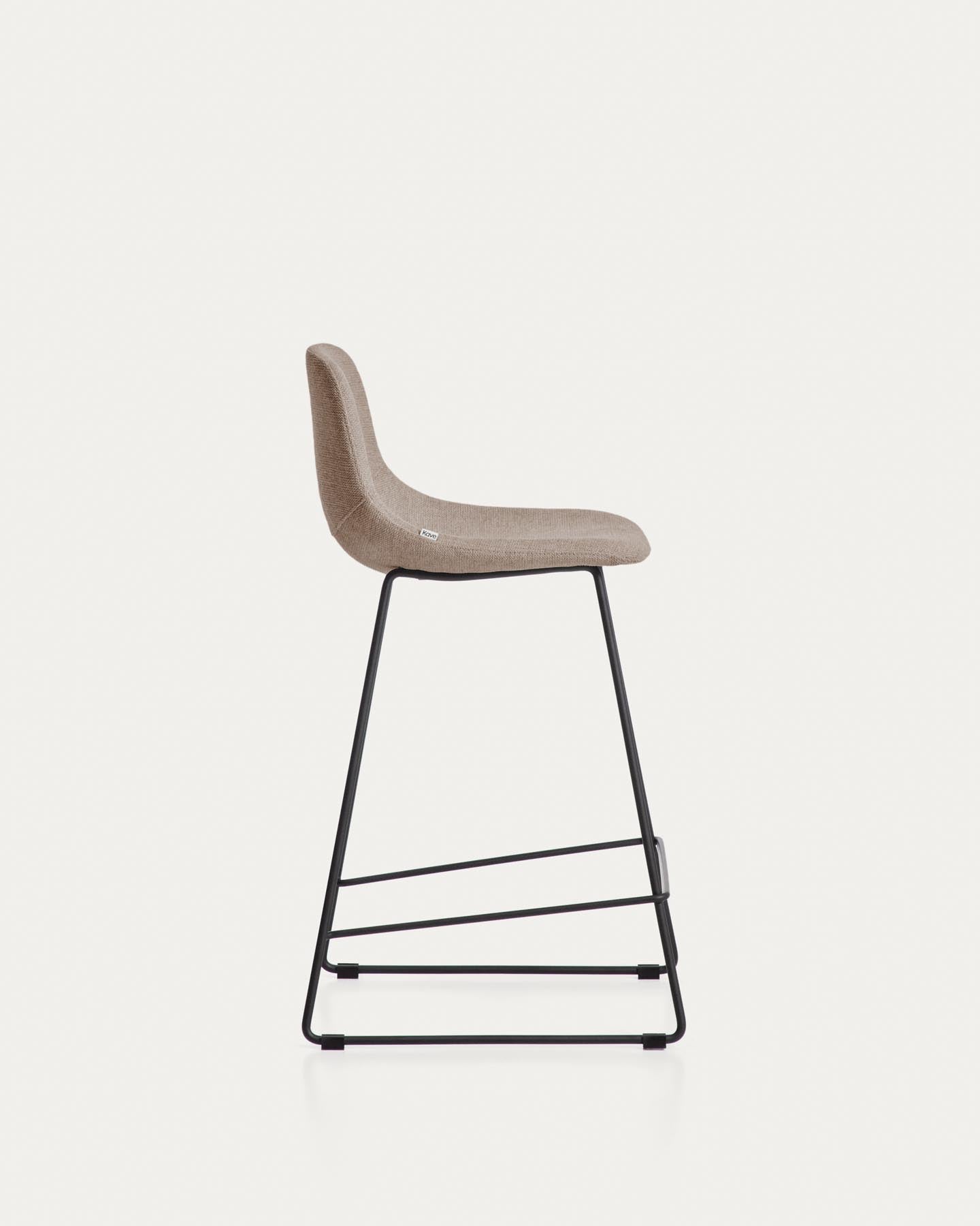Hocker Zahara mit brauner Chenille und Stahlbeinen mit schwarzem Finish, 65 cm, FSC 100 % in Braun präsentiert im Onlineshop von KAQTU Design AG. Barhocker ist von Kave Home