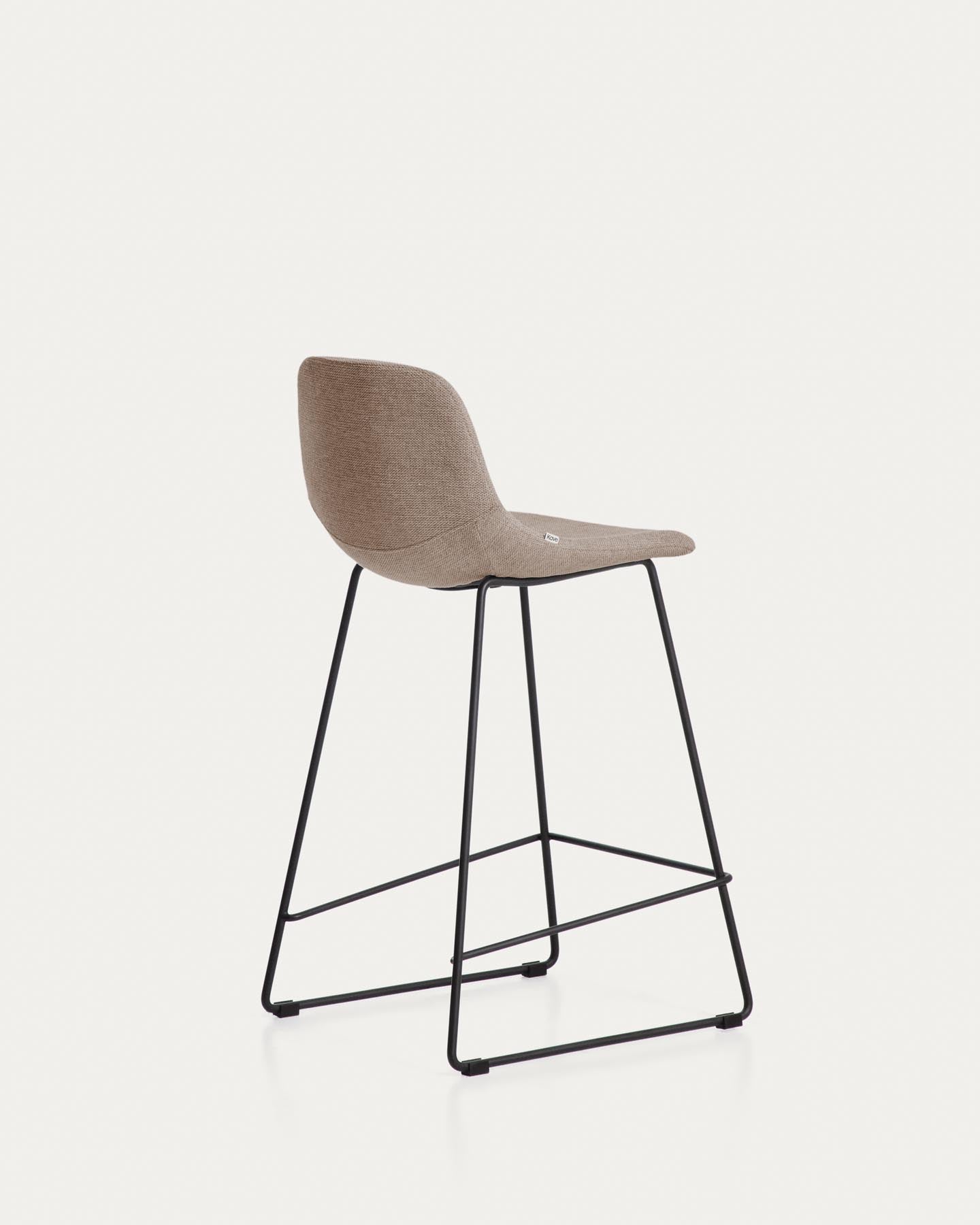 Hocker Zahara mit brauner Chenille und Stahlbeinen mit schwarzem Finish, 65 cm, FSC 100 % in Braun präsentiert im Onlineshop von KAQTU Design AG. Barhocker ist von Kave Home