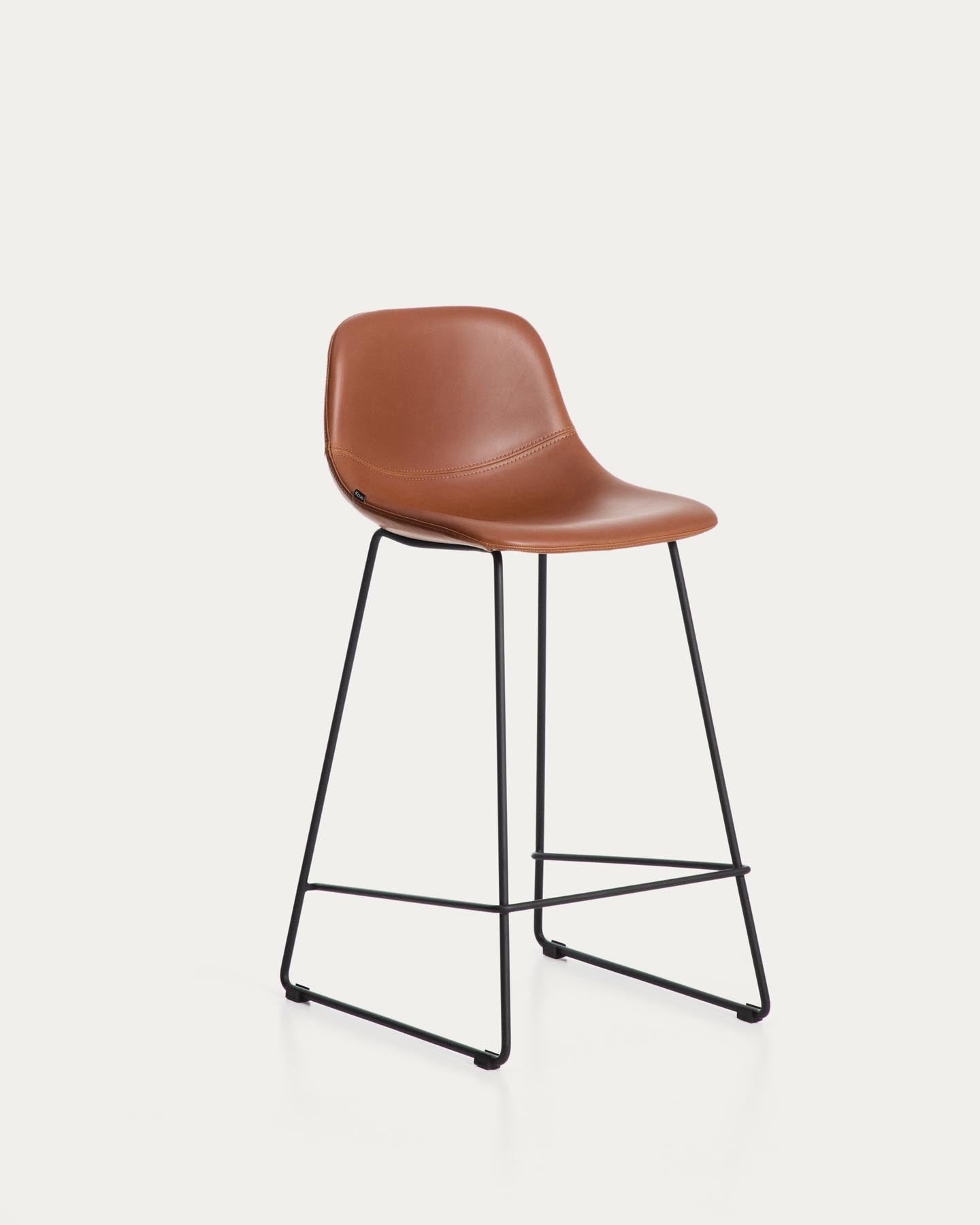 Hocker Zahara mit braunem Polyurethan und Stahlbeinen mit schwarzem Finish, 76 cm, FSC 100 % in Braun präsentiert im Onlineshop von KAQTU Design AG. Barhocker ist von Kave Home
