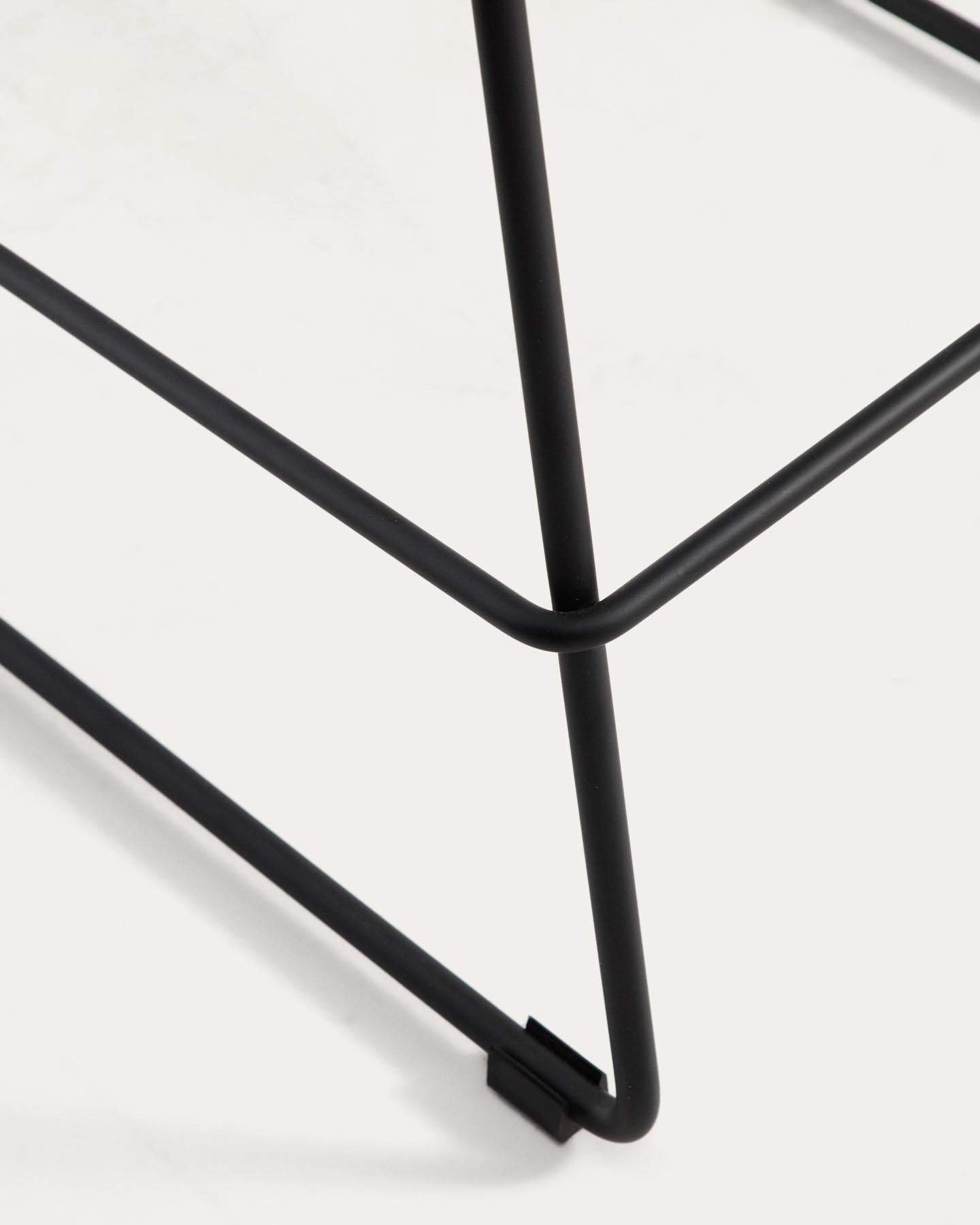 Hocker Zahara mit braunem Polyurethan und Stahlbeinen mit schwarzem Finish, 76 cm, FSC 100 % in Braun präsentiert im Onlineshop von KAQTU Design AG. Barhocker ist von Kave Home
