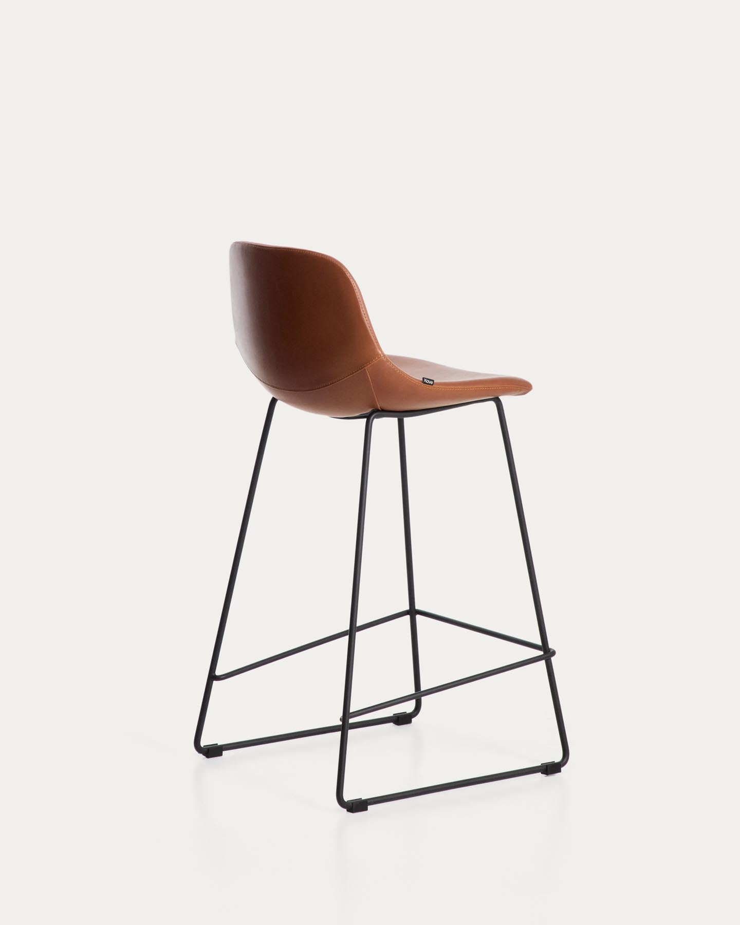 Hocker Zahara mit braunem Polyurethan und Stahlbeinen mit schwarzem Finish, 76 cm, FSC 100 % in Braun präsentiert im Onlineshop von KAQTU Design AG. Barhocker ist von Kave Home