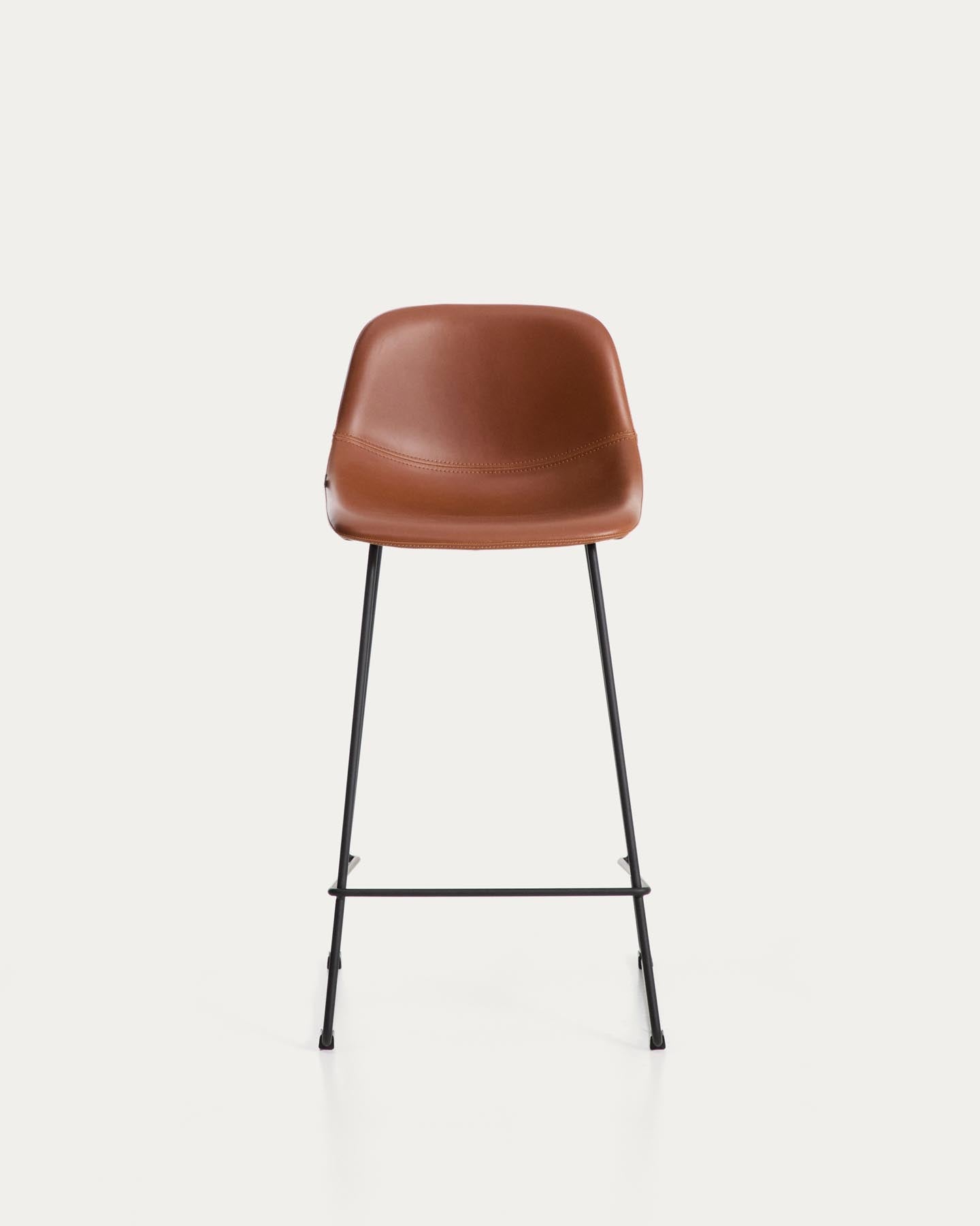 Hocker Zahara mit braunem Polyurethan und Stahlbeinen mit schwarzem Finish, 76 cm, FSC 100 % in Braun präsentiert im Onlineshop von KAQTU Design AG. Barhocker ist von Kave Home