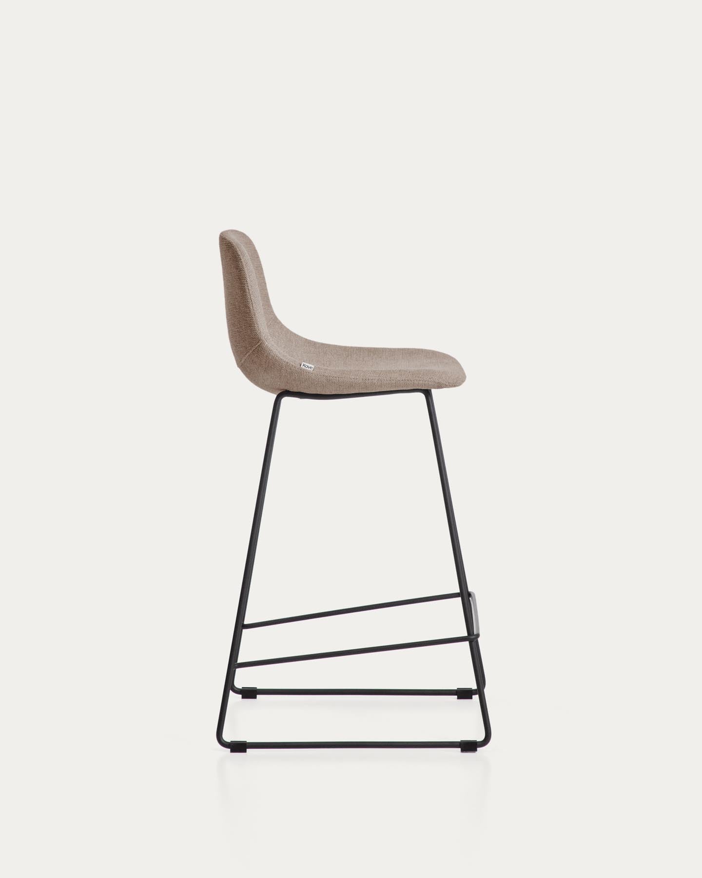 Hocker Zahara mit brauner Chenille und Stahlbeinen mit schwarzem Finish, 76 cm, FSC 100 % in Braun präsentiert im Onlineshop von KAQTU Design AG. Barhocker ist von Kave Home