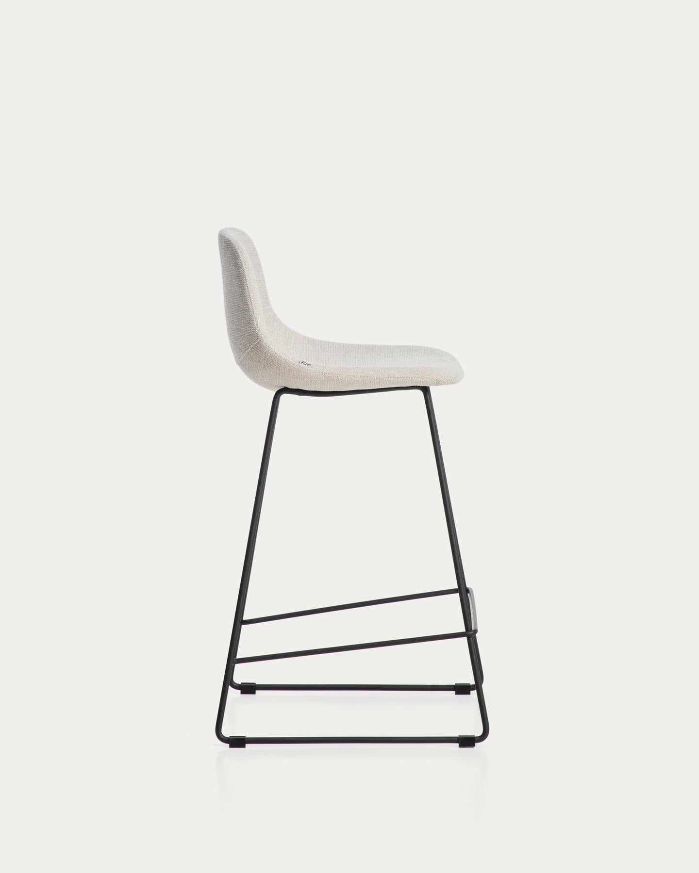 Hocker Zahara mit beiger Chenille und Stahlbeinen mit schwarzem Finish, 76 cm, FSC 100 % in Beige präsentiert im Onlineshop von KAQTU Design AG. Barhocker ist von Kave Home