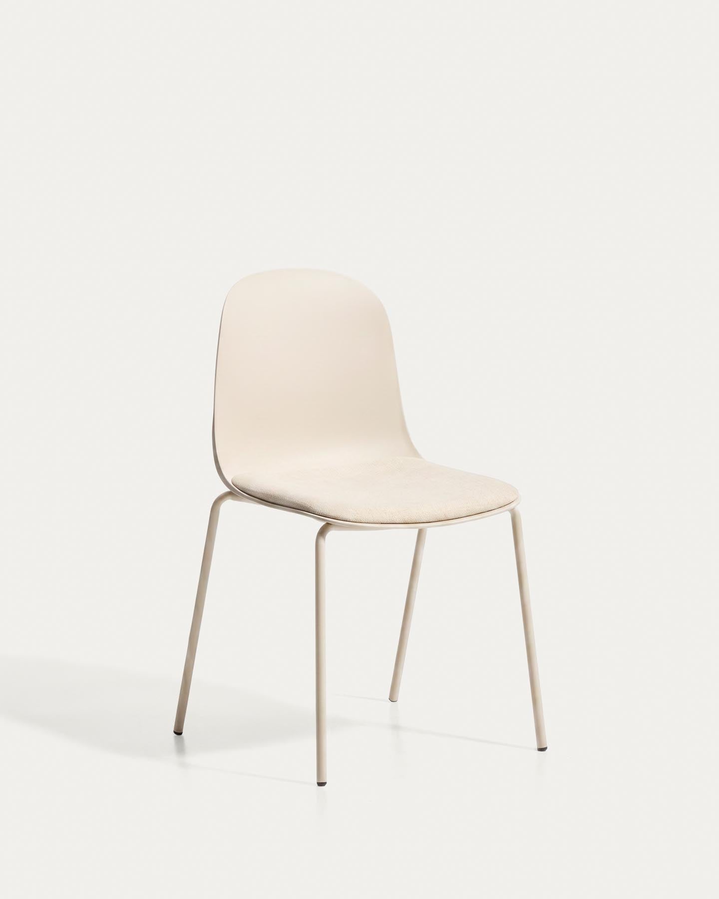 Stuhl Debari mit Chenille-Kissen und Stahlbeinen mit beigem Finish in Beige präsentiert im Onlineshop von KAQTU Design AG. Stuhl ist von Kave Home