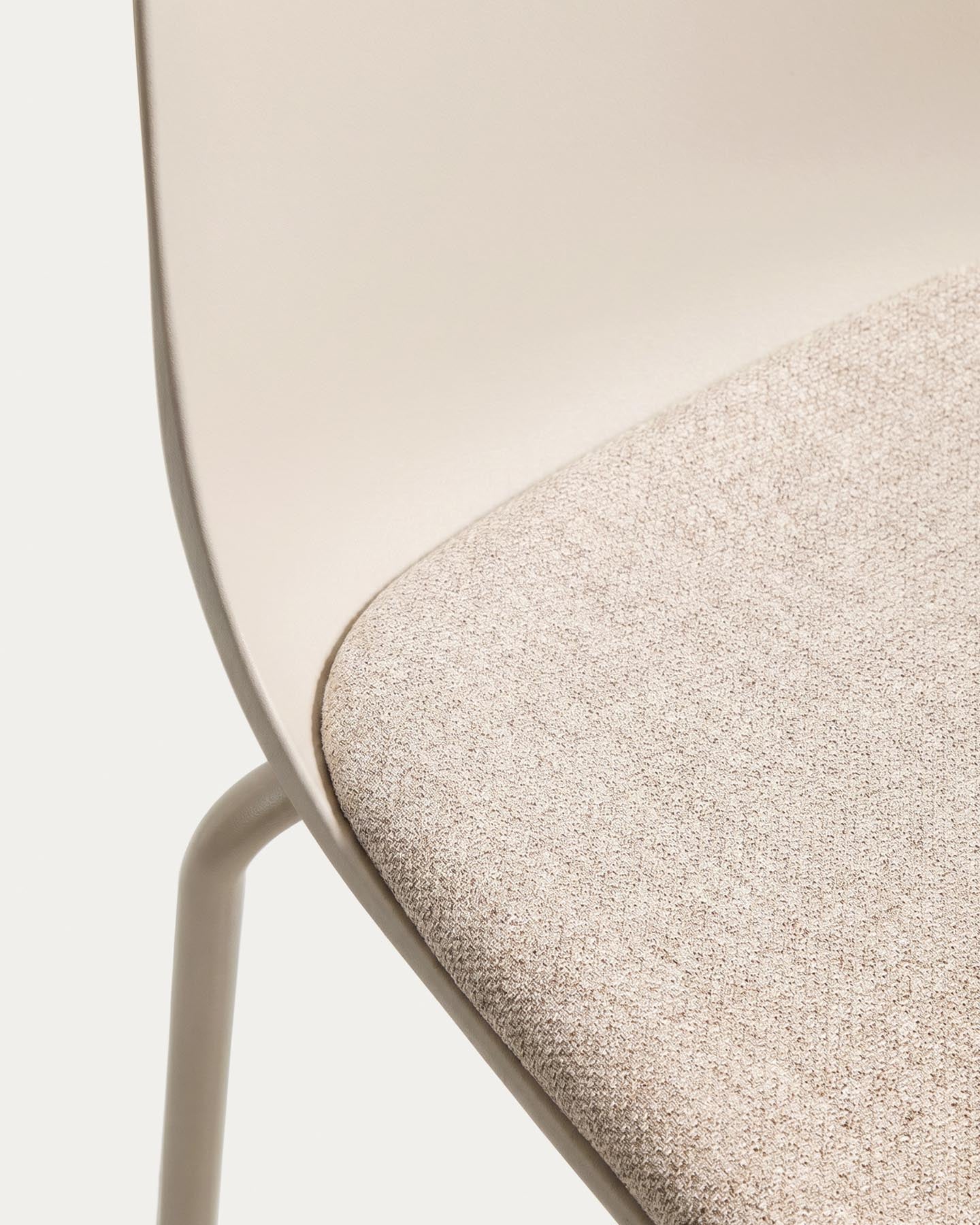 Stuhl Debari mit Chenille-Kissen und Stahlbeinen mit beigem Finish in Beige präsentiert im Onlineshop von KAQTU Design AG. Stuhl ist von Kave Home