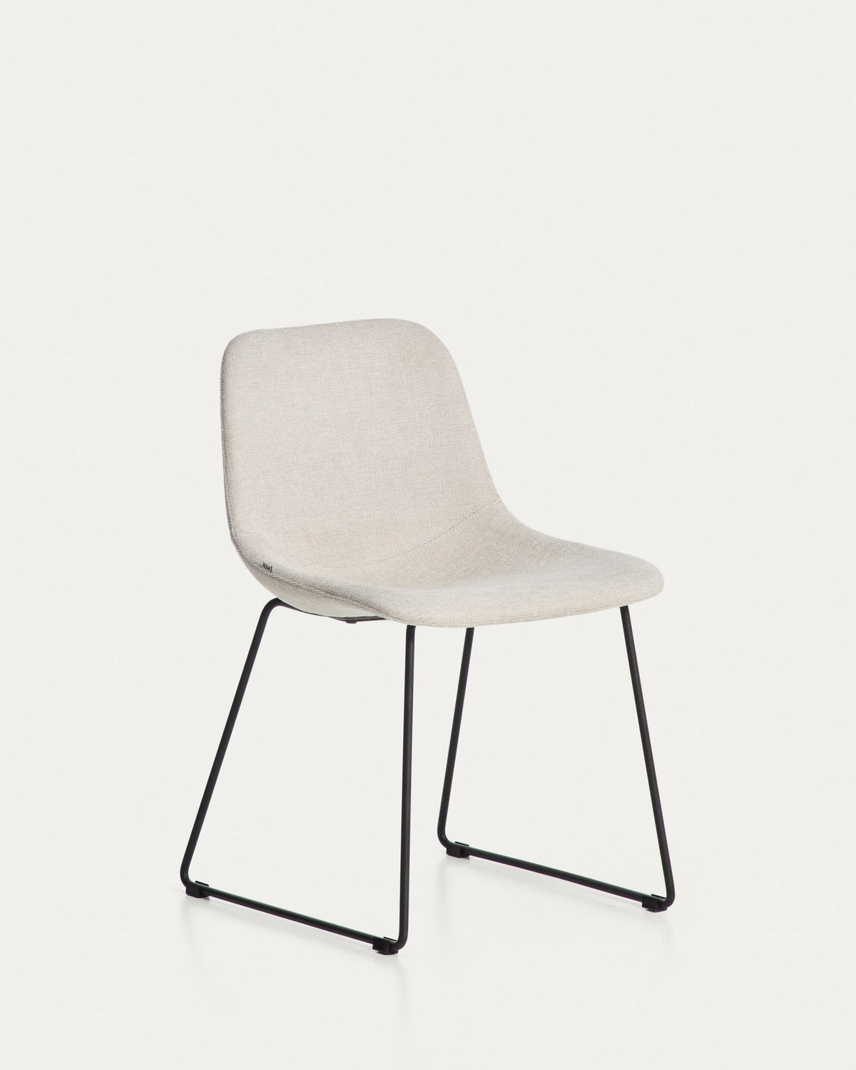 Stuhl Zahara mit beiger Chenille und Stahlbeinen mit schwarzem Finish, FSC 100 % in Beige präsentiert im Onlineshop von KAQTU Design AG. Stuhl ist von Kave Home