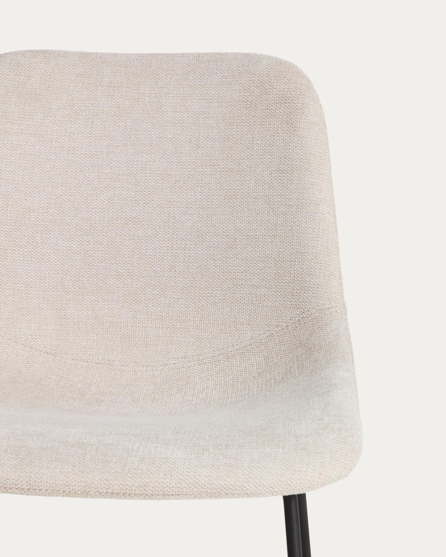 Stuhl Zahara mit beiger Chenille und Stahlbeinen mit schwarzem Finish, FSC 100 % in Beige präsentiert im Onlineshop von KAQTU Design AG. Stuhl ist von Kave Home