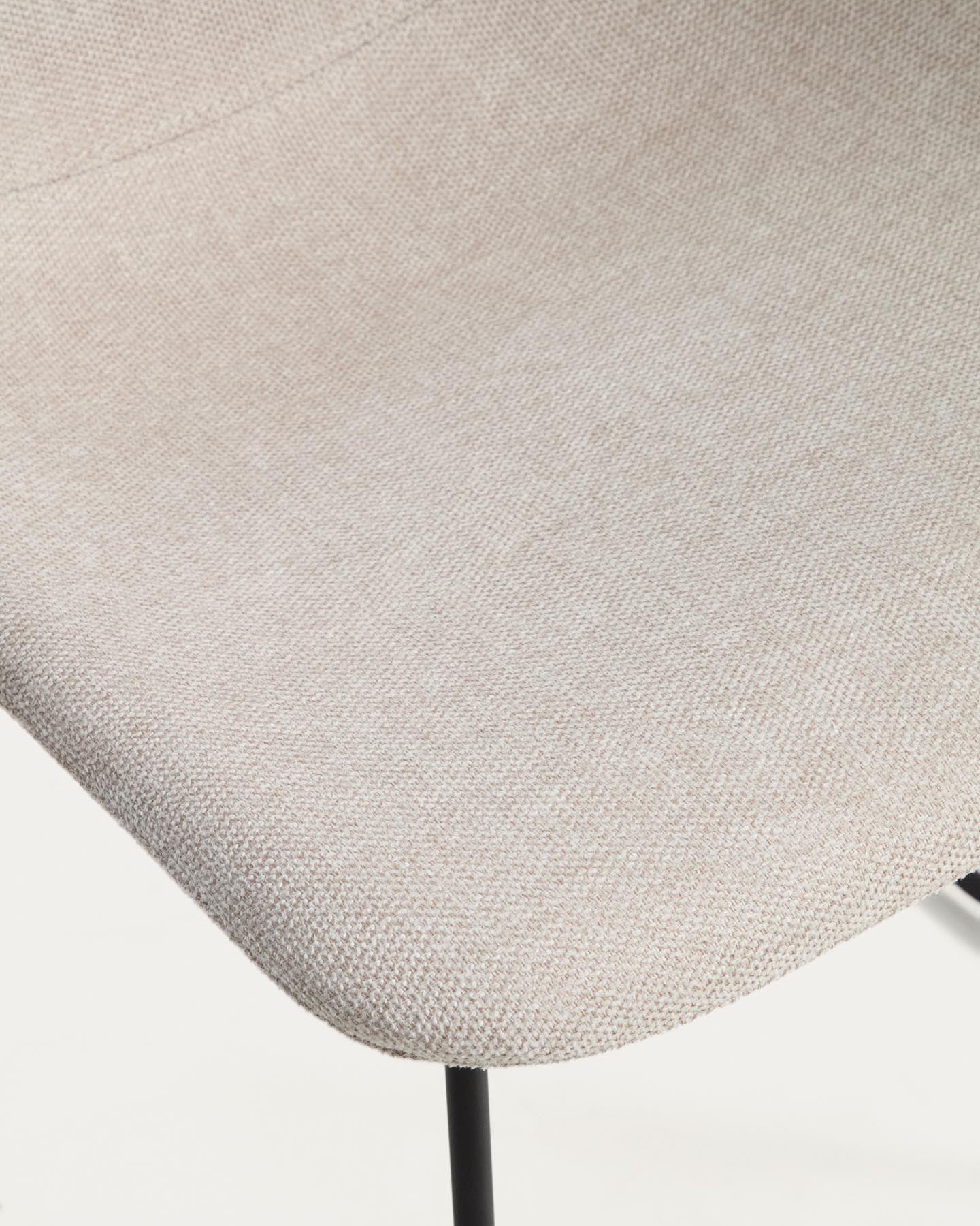 Stuhl Zahara mit beiger Chenille und Stahlbeinen mit schwarzem Finish, FSC 100 % in Beige präsentiert im Onlineshop von KAQTU Design AG. Stuhl ist von Kave Home