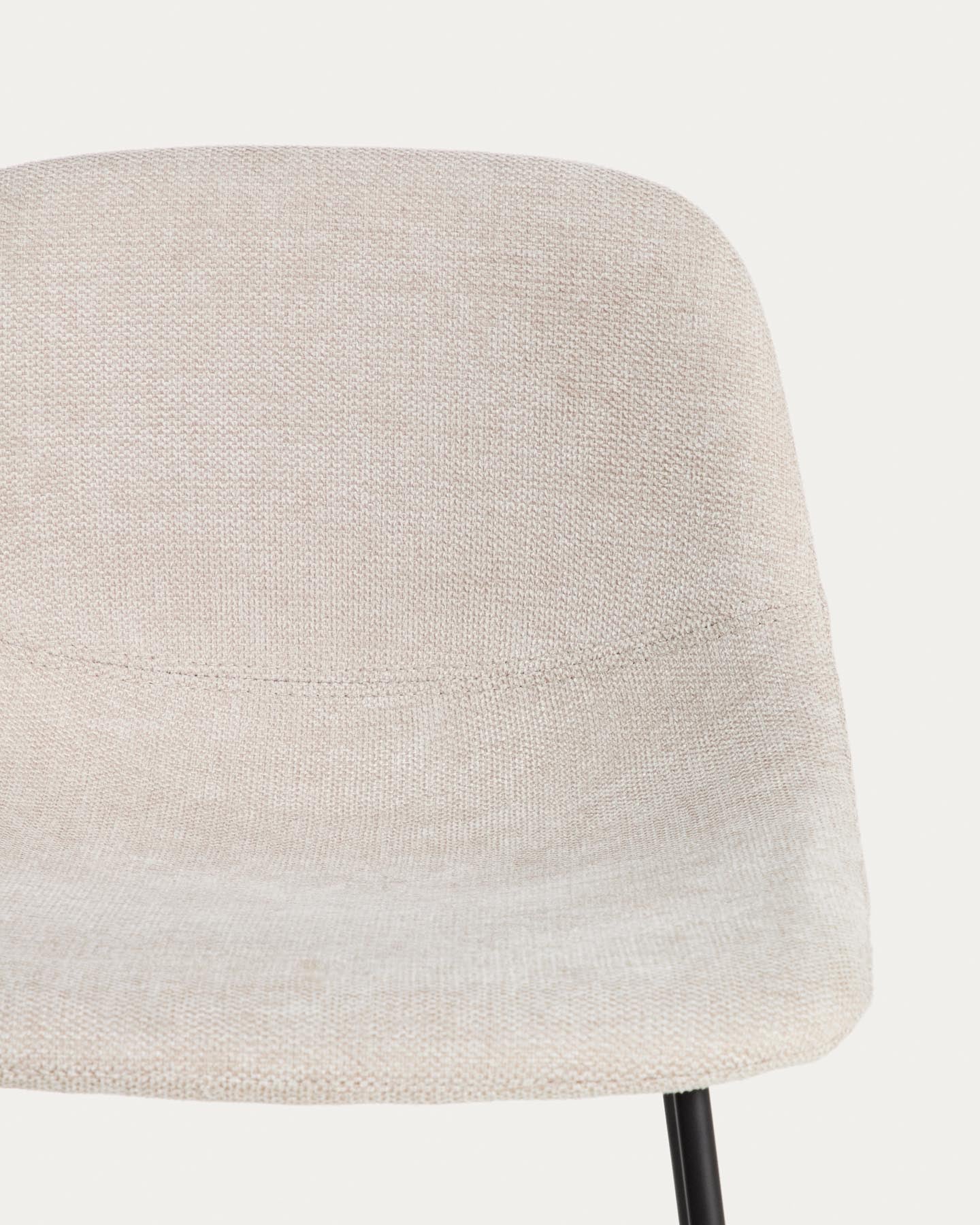 Hocker Zahara mit beiger Chenille und Stahlbeinen mit schwarzem Finish, 65 cm, FSC 100 % in Beige präsentiert im Onlineshop von KAQTU Design AG. Barhocker ist von Kave Home