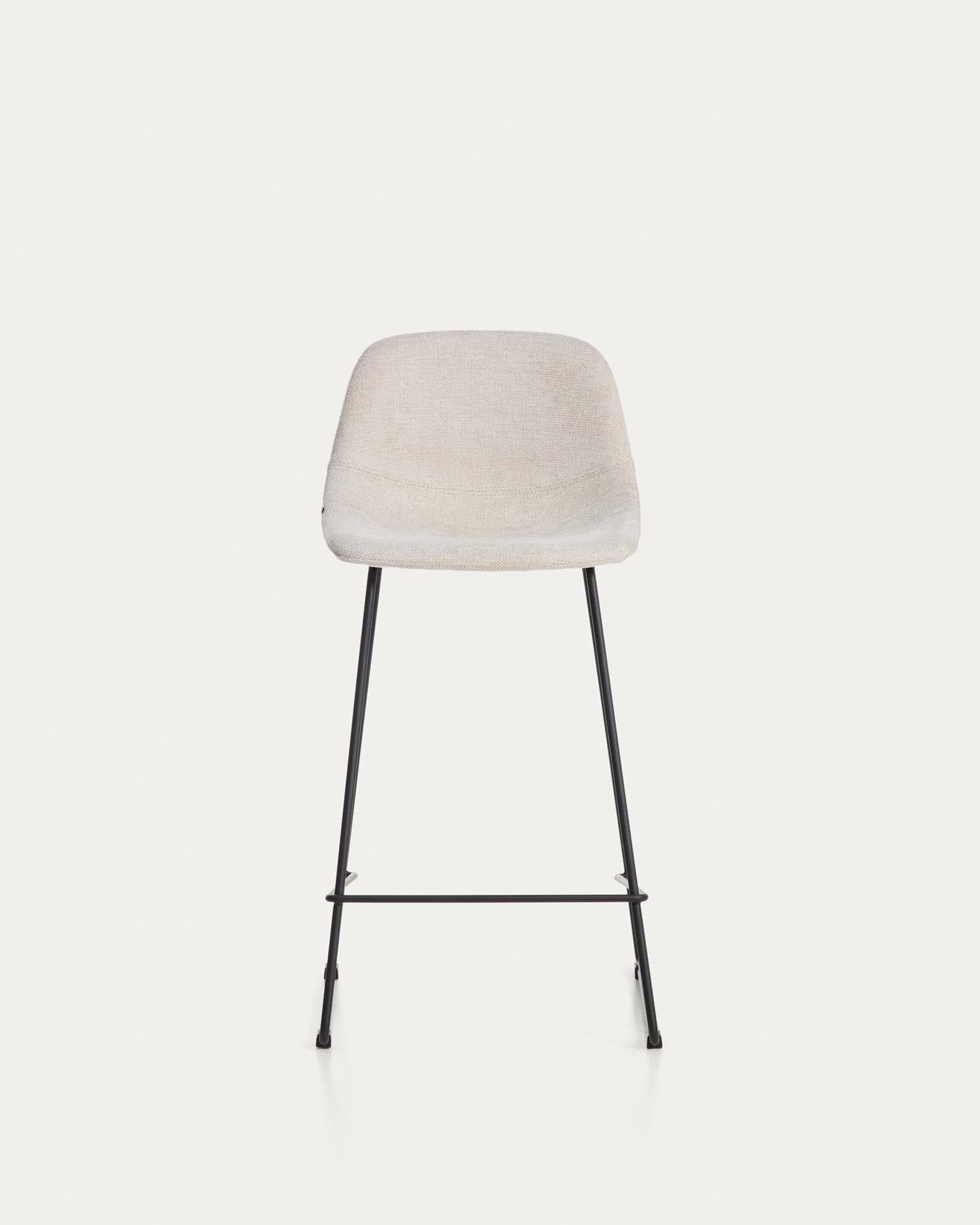 Hocker Zahara mit beiger Chenille und Stahlbeinen mit schwarzem Finish, 65 cm, FSC 100 % in Beige präsentiert im Onlineshop von KAQTU Design AG. Barhocker ist von Kave Home