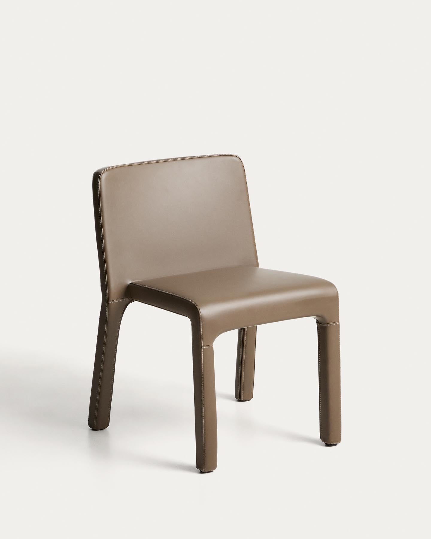 Stapelbarer Stuhl Loria mit braunem Polyurethan, FSC 100 % in Hellbraun präsentiert im Onlineshop von KAQTU Design AG. Stuhl ist von Kave Home