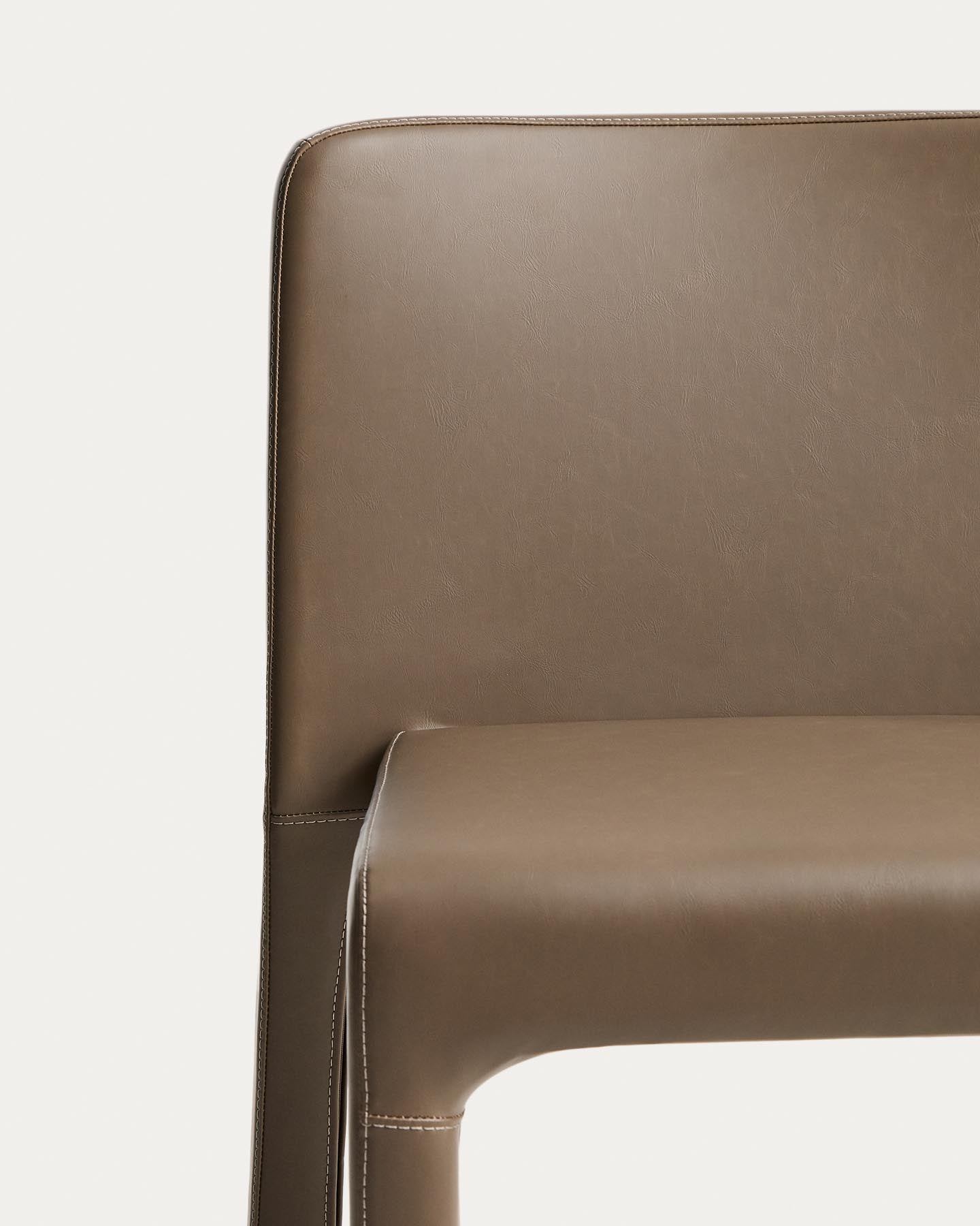 Stapelbarer Stuhl Loria mit braunem Polyurethan, FSC 100 % in Hellbraun präsentiert im Onlineshop von KAQTU Design AG. Stuhl ist von Kave Home