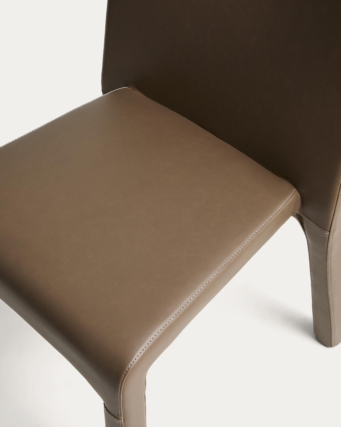 Stapelbarer Stuhl Loria mit braunem Polyurethan, FSC 100 % in Hellbraun präsentiert im Onlineshop von KAQTU Design AG. Stuhl ist von Kave Home