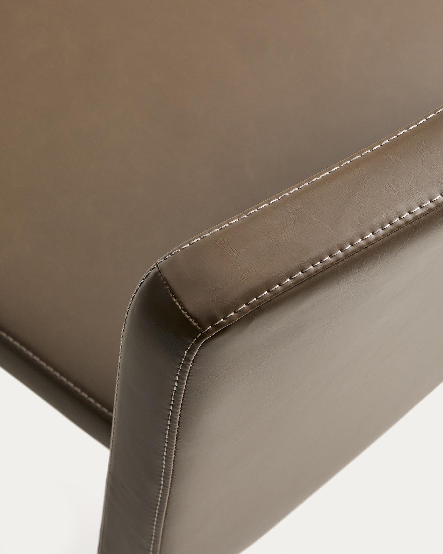 Stapelbarer Stuhl Loria mit braunem Polyurethan, FSC 100 % in Hellbraun präsentiert im Onlineshop von KAQTU Design AG. Stuhl ist von Kave Home