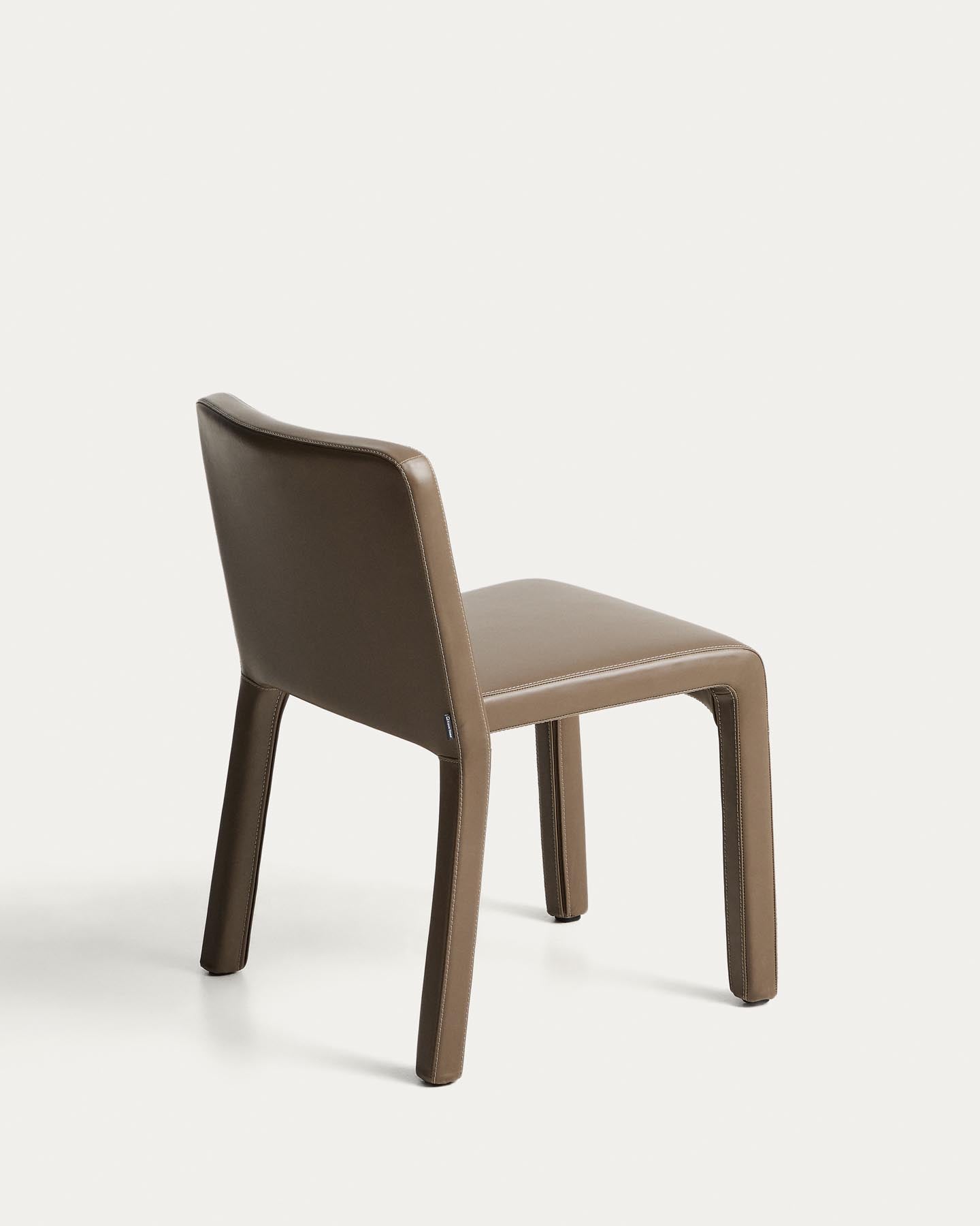 Stapelbarer Stuhl Loria mit braunem Polyurethan, FSC 100 % in Hellbraun präsentiert im Onlineshop von KAQTU Design AG. Stuhl ist von Kave Home