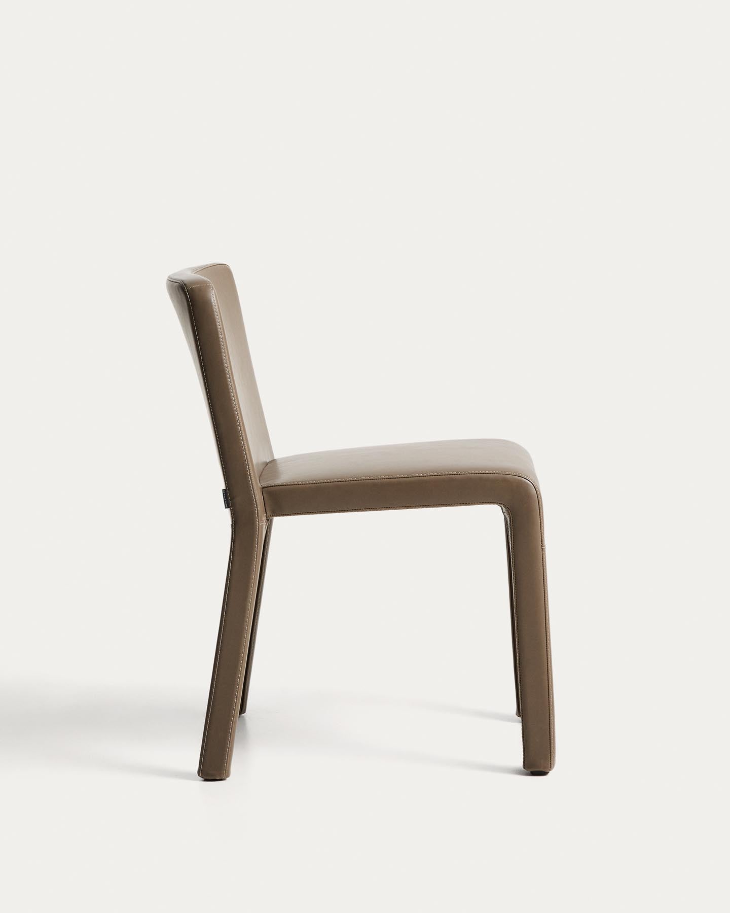 Stapelbarer Stuhl Loria mit braunem Polyurethan, FSC 100 % in Hellbraun präsentiert im Onlineshop von KAQTU Design AG. Stuhl ist von Kave Home