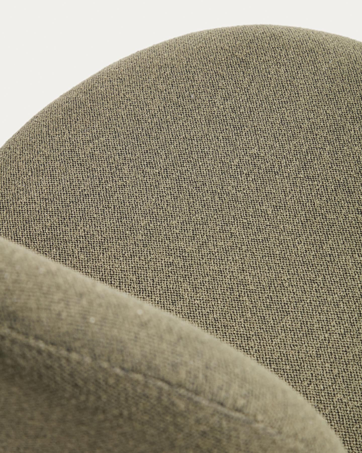 Drehstuhl Arino mit grüner Chenille und grünen Metallbeinen FSC 100% in Grün präsentiert im Onlineshop von KAQTU Design AG. Drehstuhl ist von Kave Home