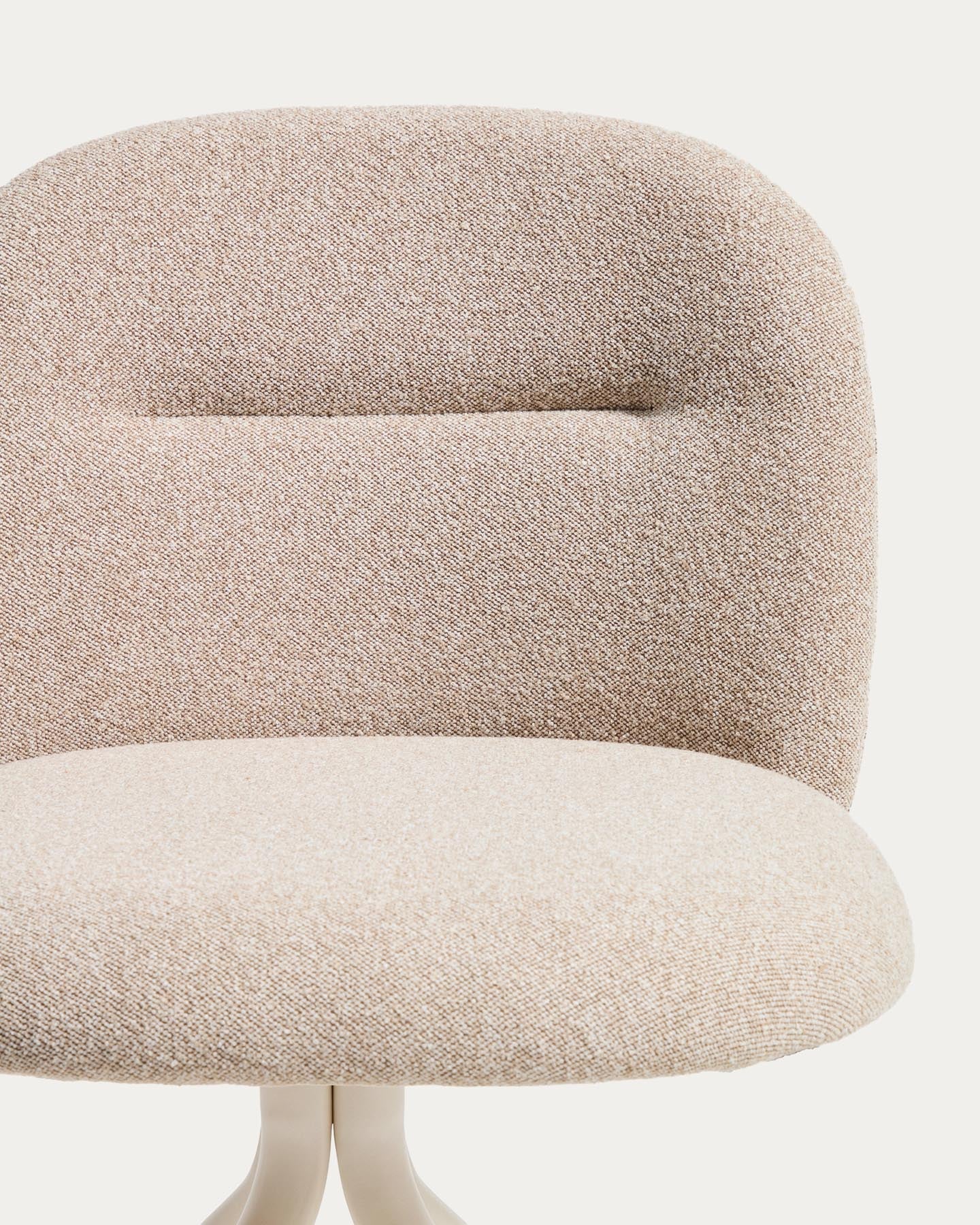 Drehstuhl Arino mit beiger Chenille und beigen Metallbeinen FSC 100% in Beige präsentiert im Onlineshop von KAQTU Design AG. Drehstuhl ist von Kave Home