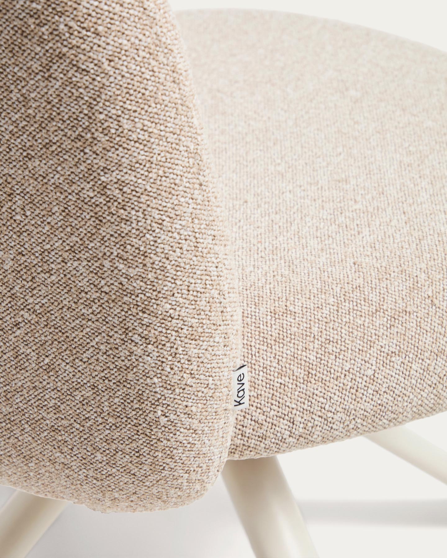 Drehstuhl Arino mit beiger Chenille und beigen Metallbeinen FSC 100% in Beige präsentiert im Onlineshop von KAQTU Design AG. Drehstuhl ist von Kave Home