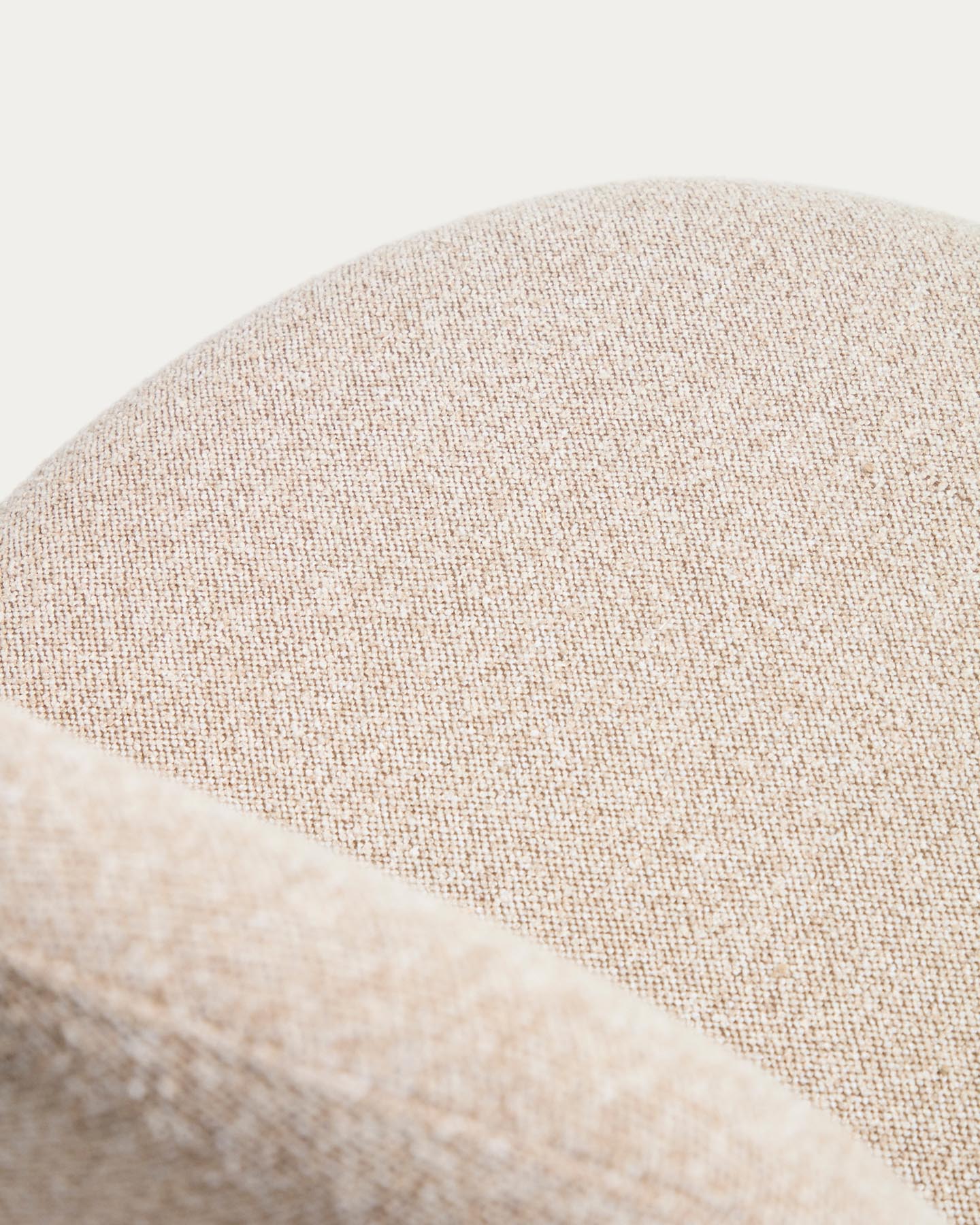 Drehstuhl Arino mit beiger Chenille und beigen Metallbeinen FSC 100% in Beige präsentiert im Onlineshop von KAQTU Design AG. Drehstuhl ist von Kave Home