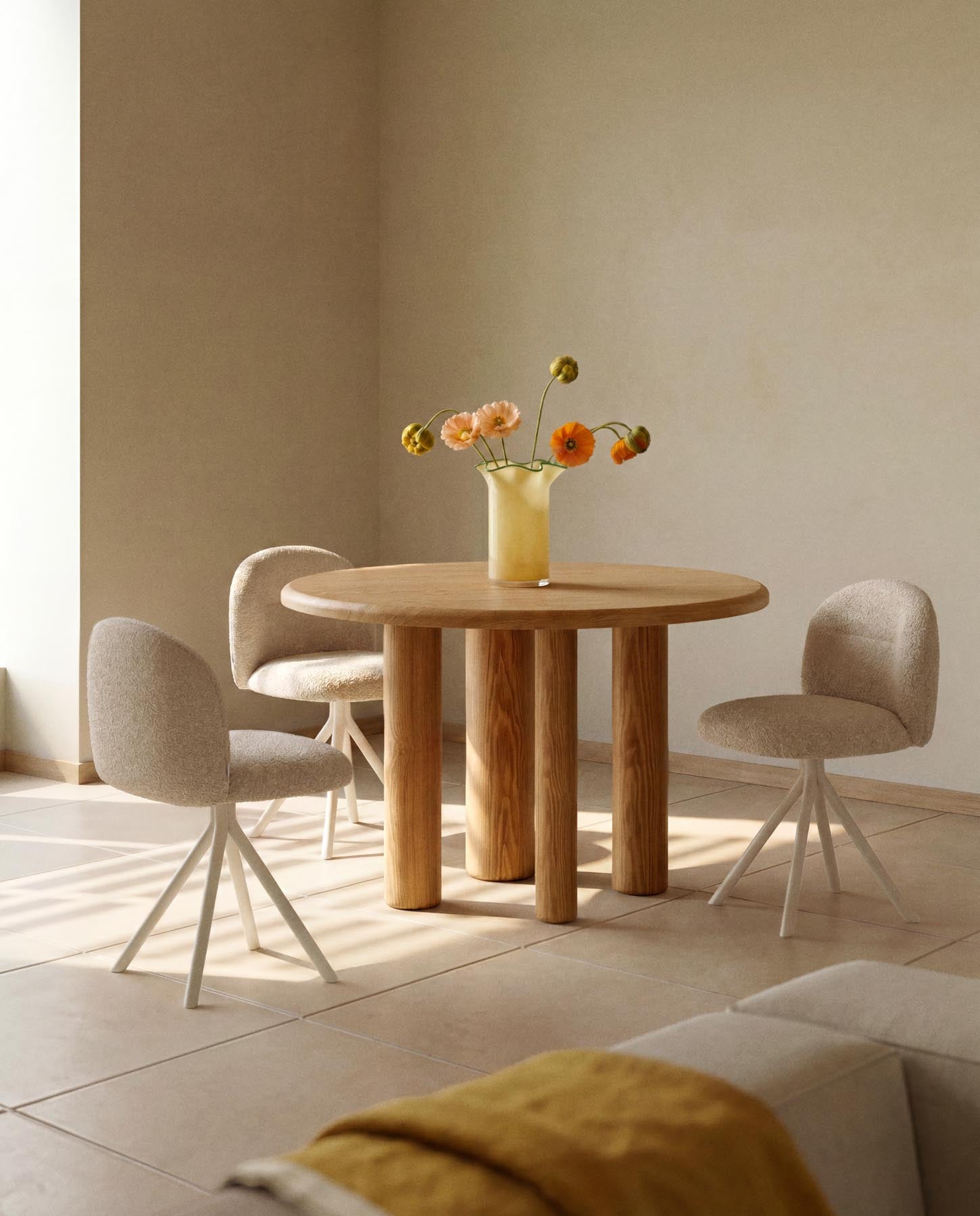 Drehstuhl Arino mit beiger Chenille und beigen Metallbeinen FSC 100% in Beige präsentiert im Onlineshop von KAQTU Design AG. Drehstuhl ist von Kave Home