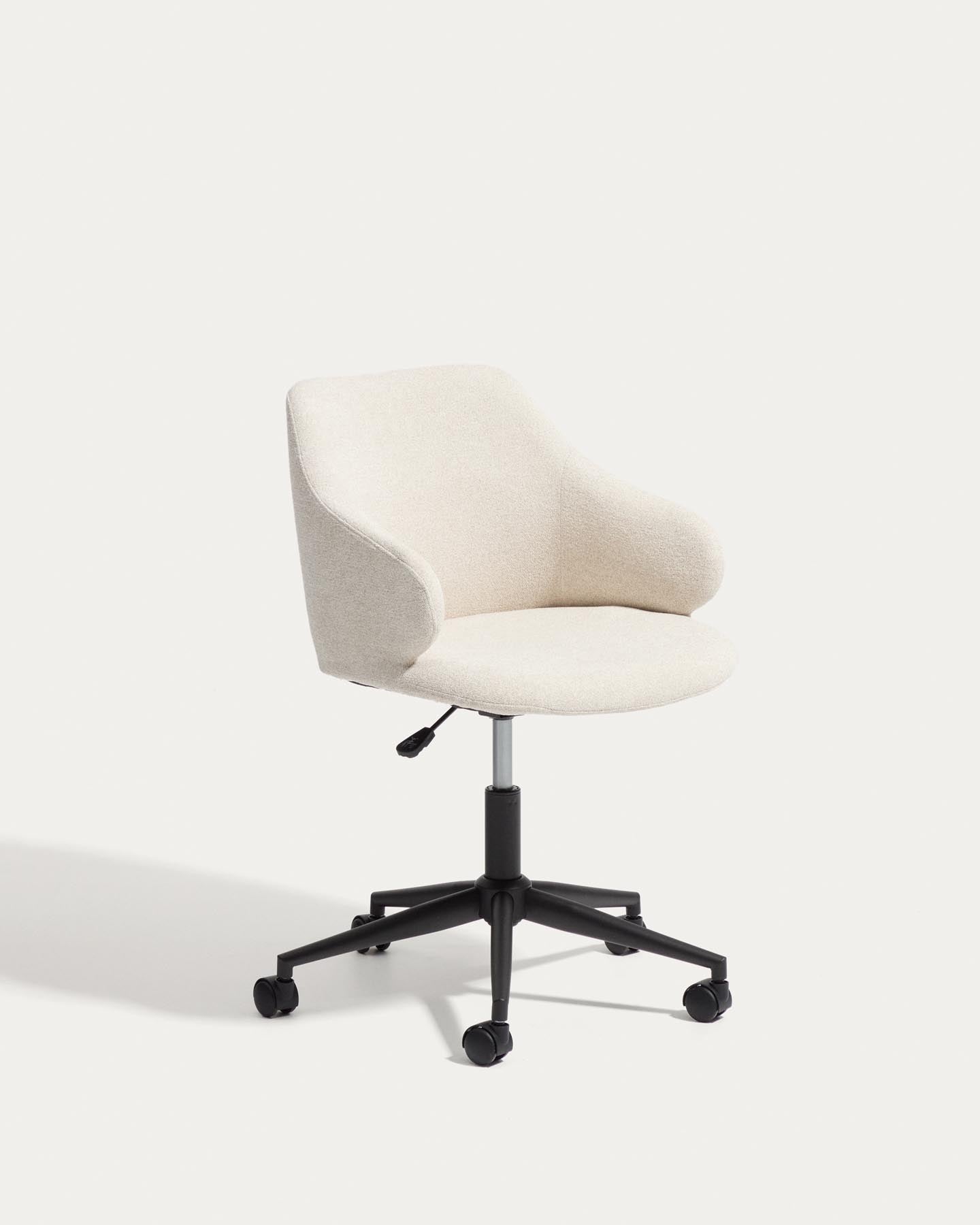 Schreibtischstuhl Einara in beiger Chenille mit schwarzen Stahlbeinen in Beige präsentiert im Onlineshop von KAQTU Design AG. Bürostuhl ist von Kave Home