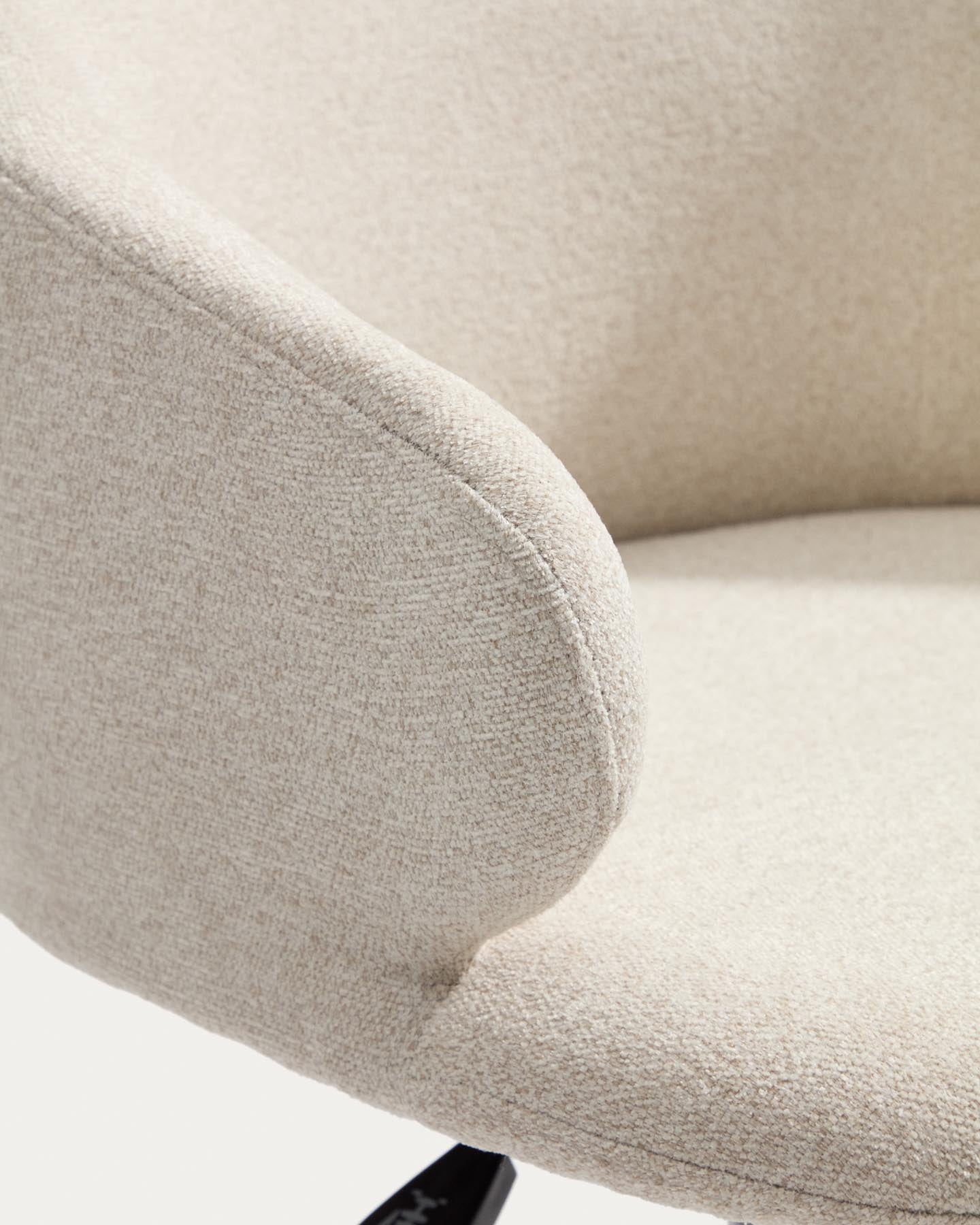 Schreibtischstuhl Einara in beiger Chenille mit schwarzen Stahlbeinen in Beige präsentiert im Onlineshop von KAQTU Design AG. Bürostuhl ist von Kave Home