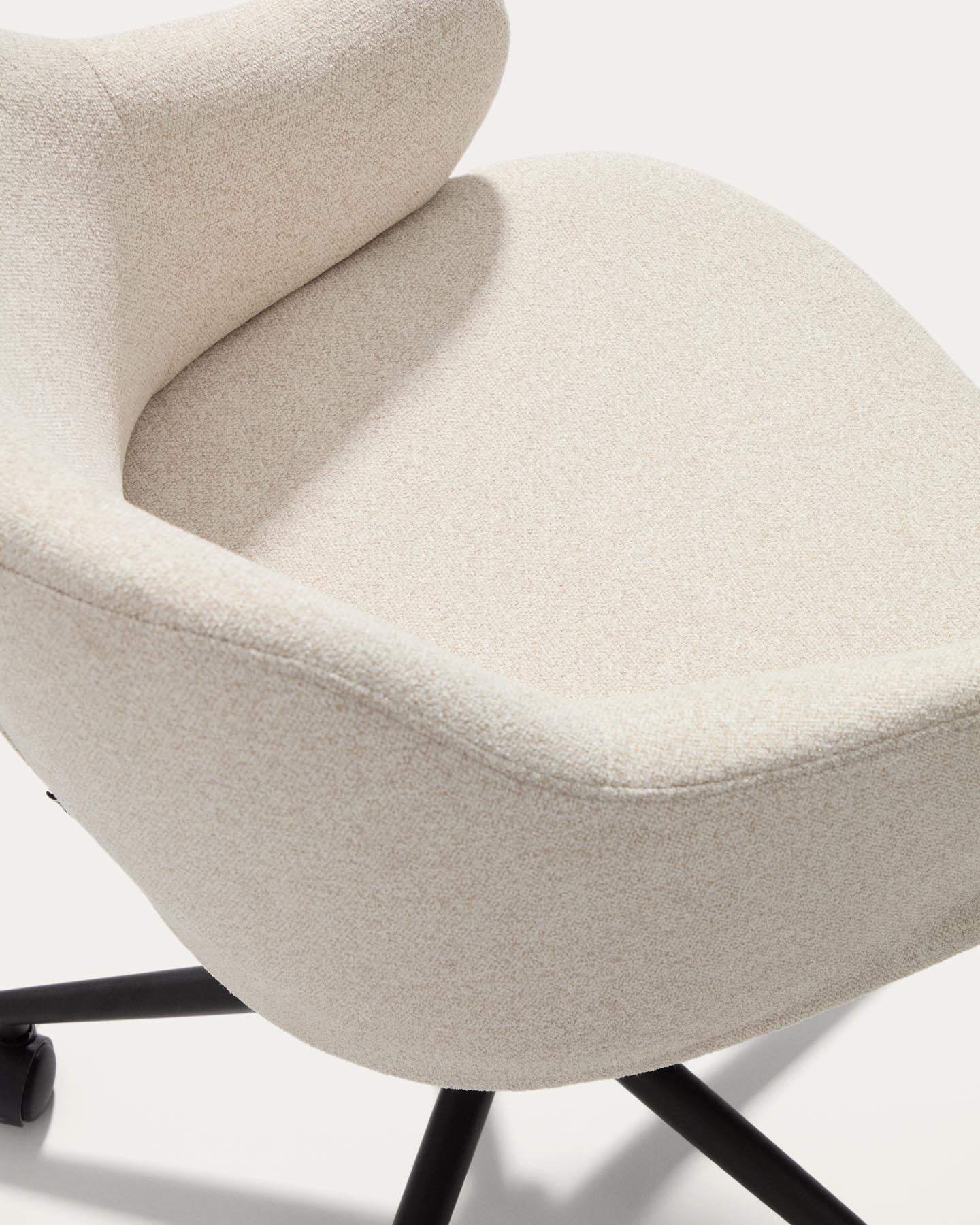 Schreibtischstuhl Einara in beiger Chenille mit schwarzen Stahlbeinen in Beige präsentiert im Onlineshop von KAQTU Design AG. Bürostuhl ist von Kave Home