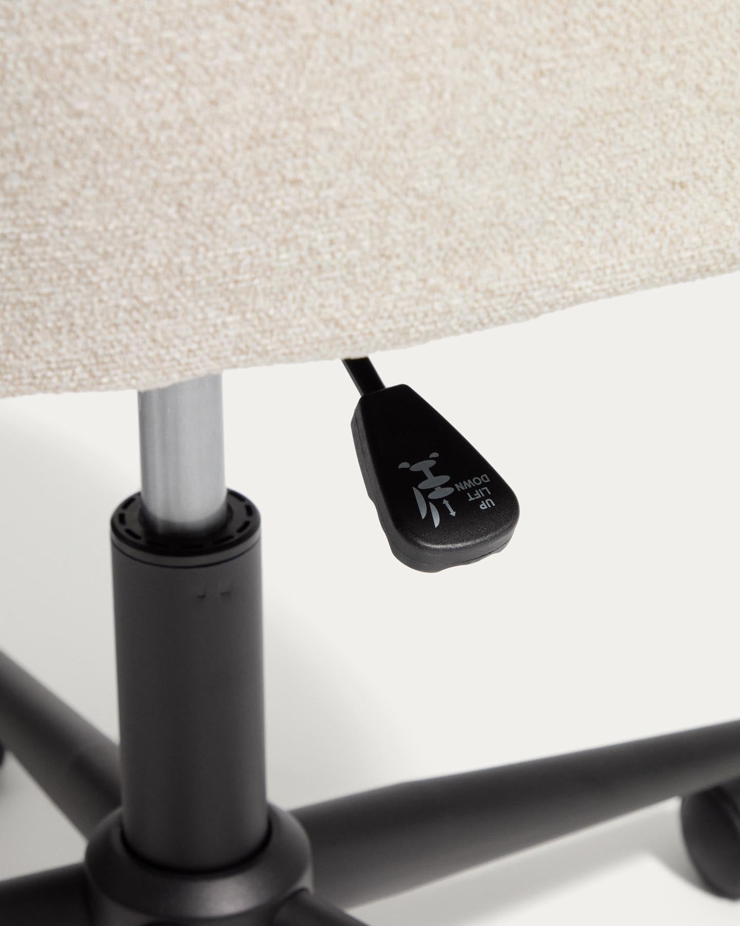 Schreibtischstuhl Einara in beiger Chenille mit schwarzen Stahlbeinen in Beige präsentiert im Onlineshop von KAQTU Design AG. Bürostuhl ist von Kave Home