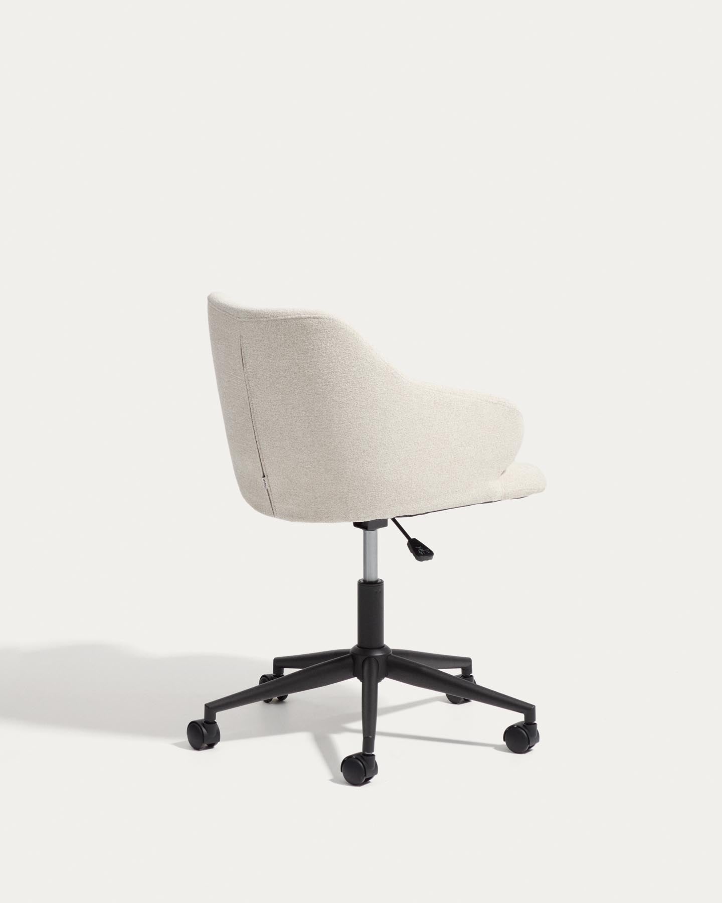 Schreibtischstuhl Einara in beiger Chenille mit schwarzen Stahlbeinen in Beige präsentiert im Onlineshop von KAQTU Design AG. Bürostuhl ist von Kave Home