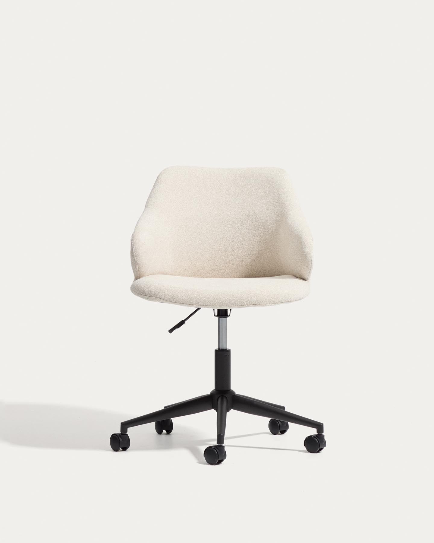 Schreibtischstuhl Einara in beiger Chenille mit schwarzen Stahlbeinen in Beige präsentiert im Onlineshop von KAQTU Design AG. Bürostuhl ist von Kave Home