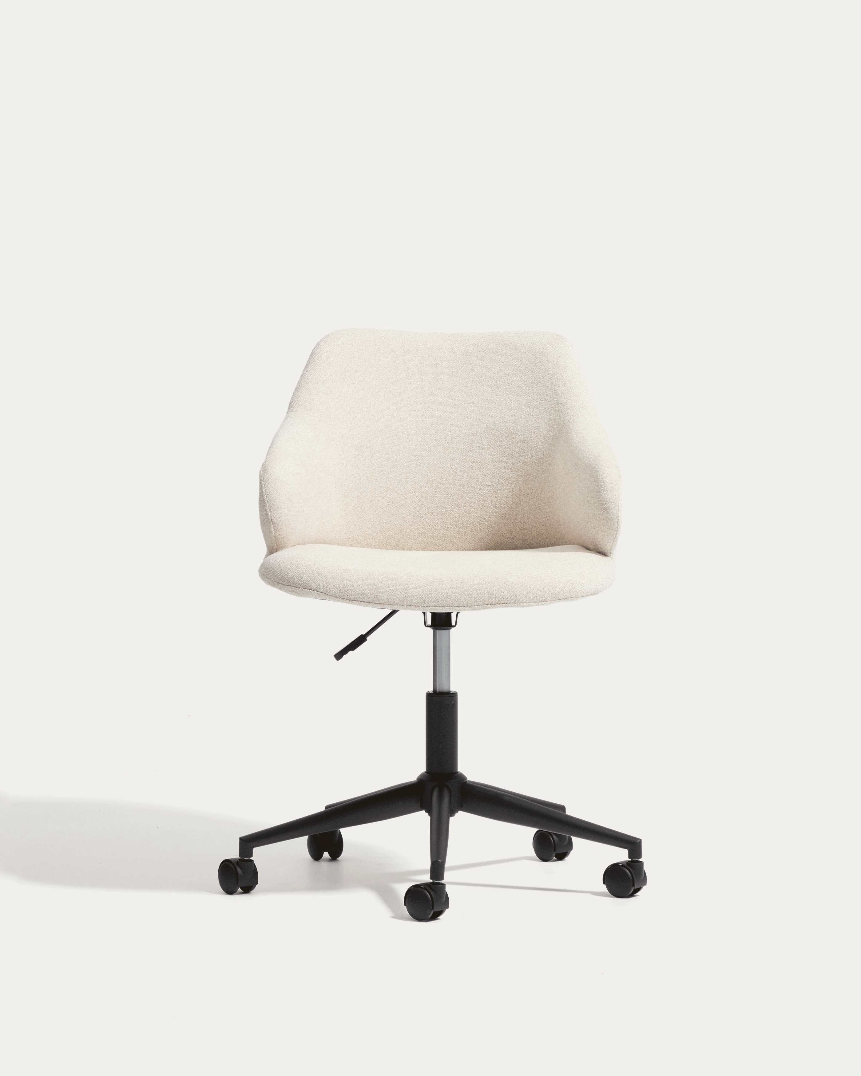 Schreibtischstuhl Einara in beiger Chenille mit schwarzen Stahlbeinen in Beige präsentiert im Onlineshop von KAQTU Design AG. Bürostuhl ist von Kave Home