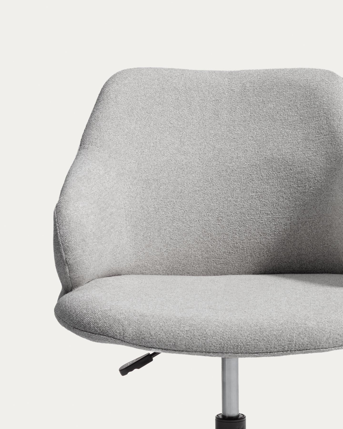 Schreibtischstuhl Einara in grauer Chenille mit schwarzen Stahlbeinen in Grau präsentiert im Onlineshop von KAQTU Design AG. Bürostuhl ist von Kave Home