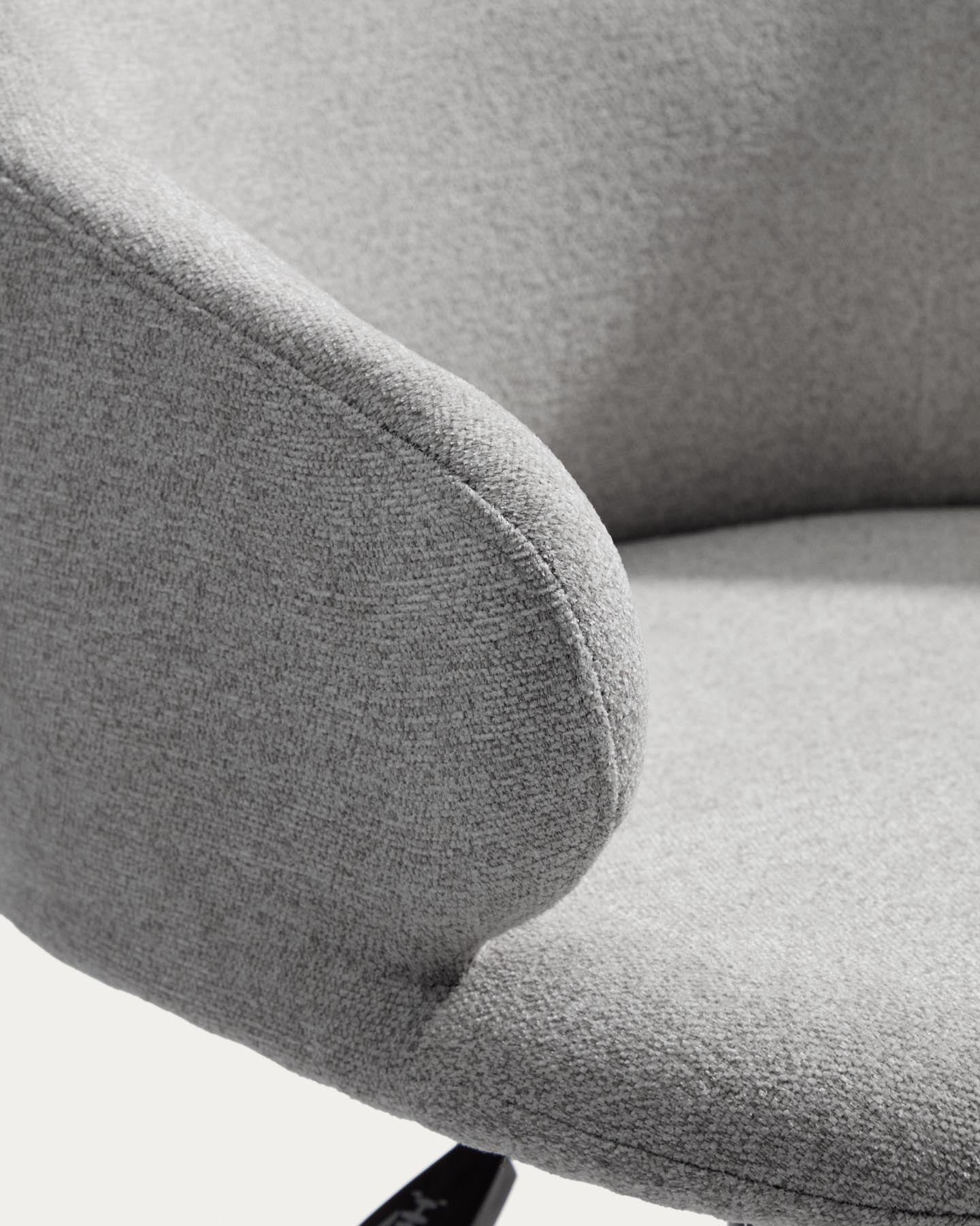 Schreibtischstuhl Einara in grauer Chenille mit schwarzen Stahlbeinen in Grau präsentiert im Onlineshop von KAQTU Design AG. Bürostuhl ist von Kave Home