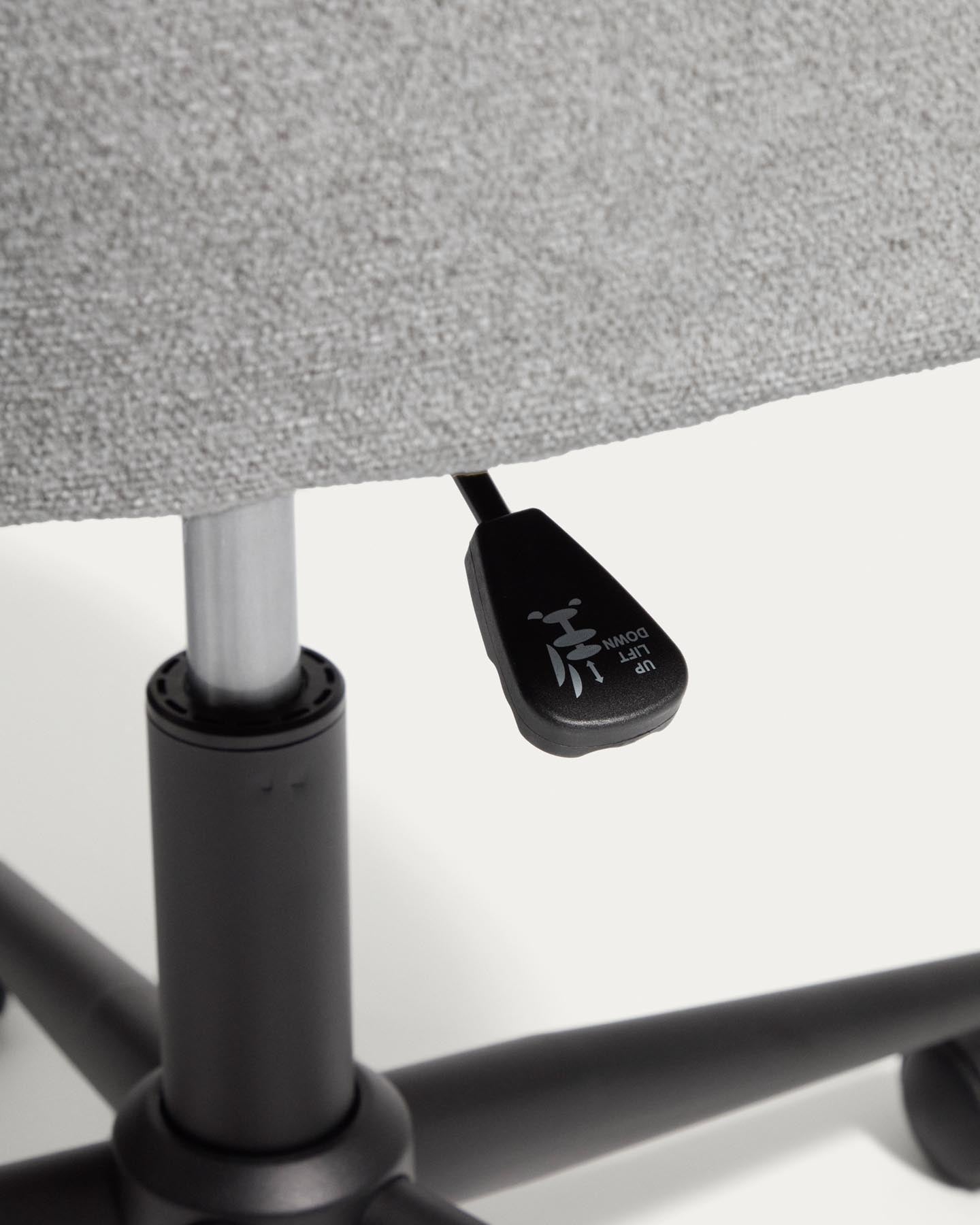 Schreibtischstuhl Einara in grauer Chenille mit schwarzen Stahlbeinen in Grau präsentiert im Onlineshop von KAQTU Design AG. Bürostuhl ist von Kave Home