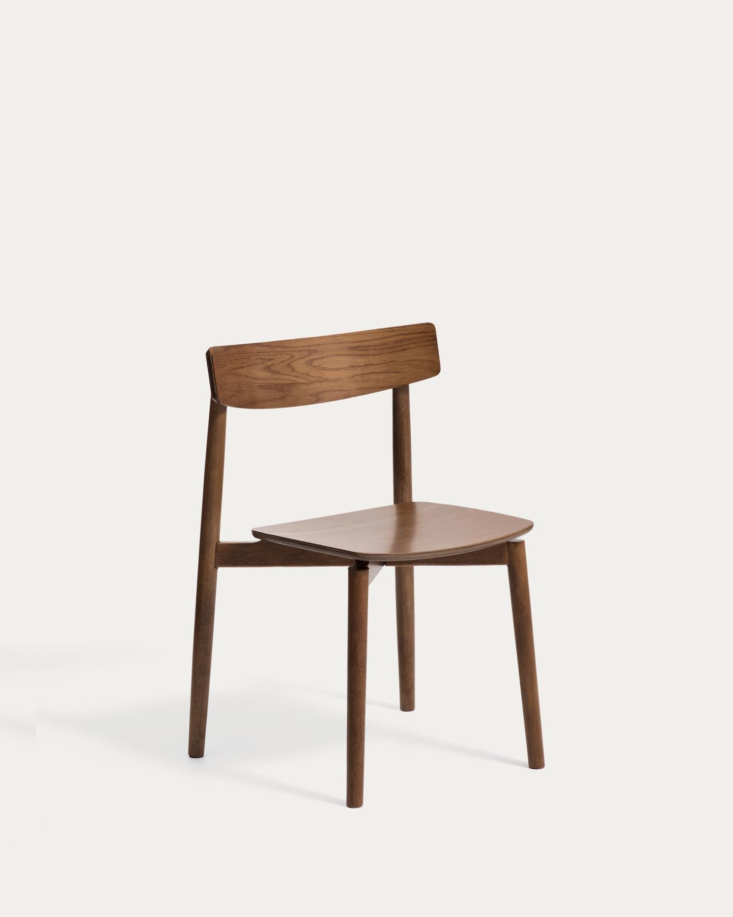 Stuhl Evera aus Eichenfurnier mit Nussbaumfinish in Braun präsentiert im Onlineshop von KAQTU Design AG. Stuhl ist von Kave Home